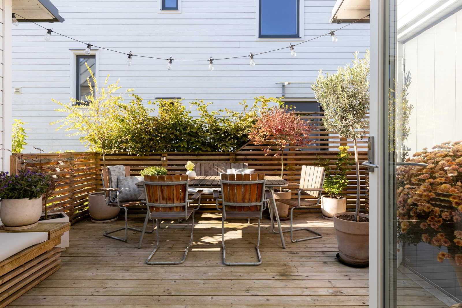 Smakfullt och välplanerat BR-parhus i två plan med villakänsla, ljuvlig altan samt egen p-plats