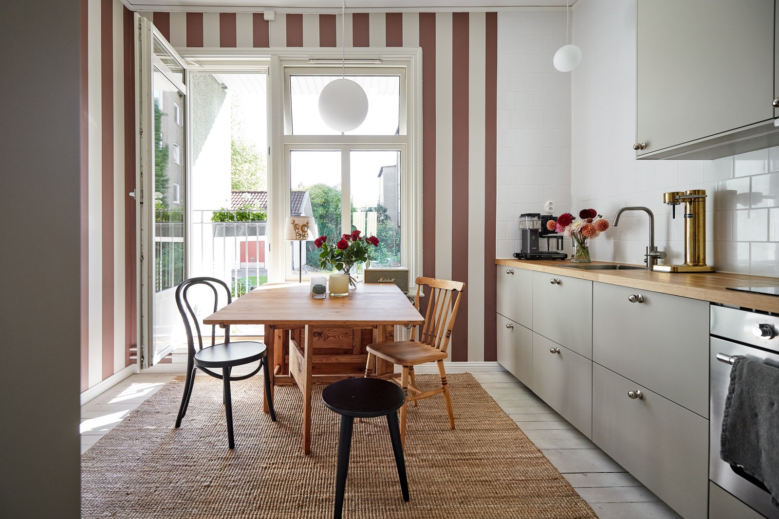 Genomtänkta material- och färgval i samtliga rum