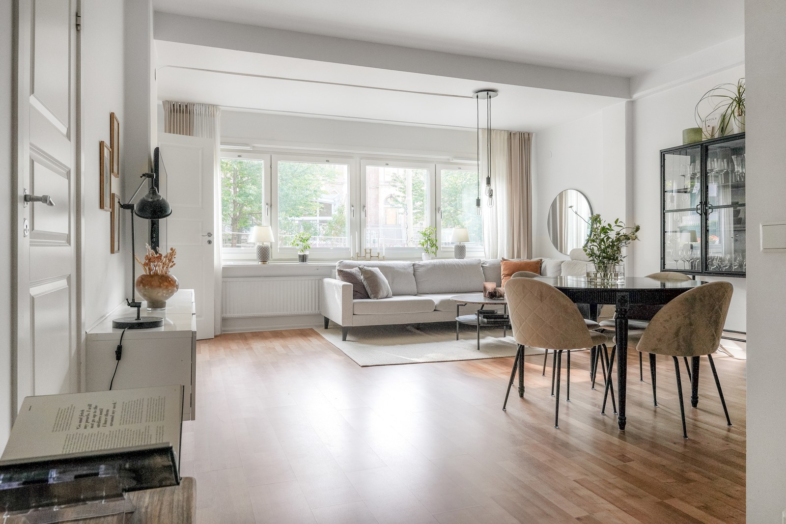 Ett ljust och smakfullt hem med en härlig takhöjd och social planlösning