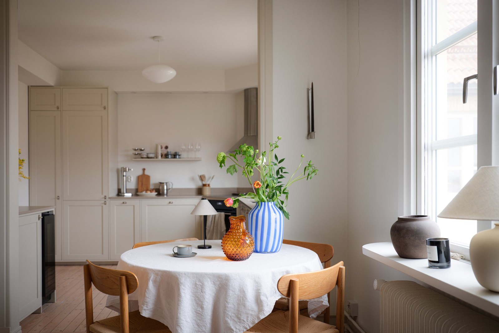 Välkommen till denna ljusa trea högst upp i huset