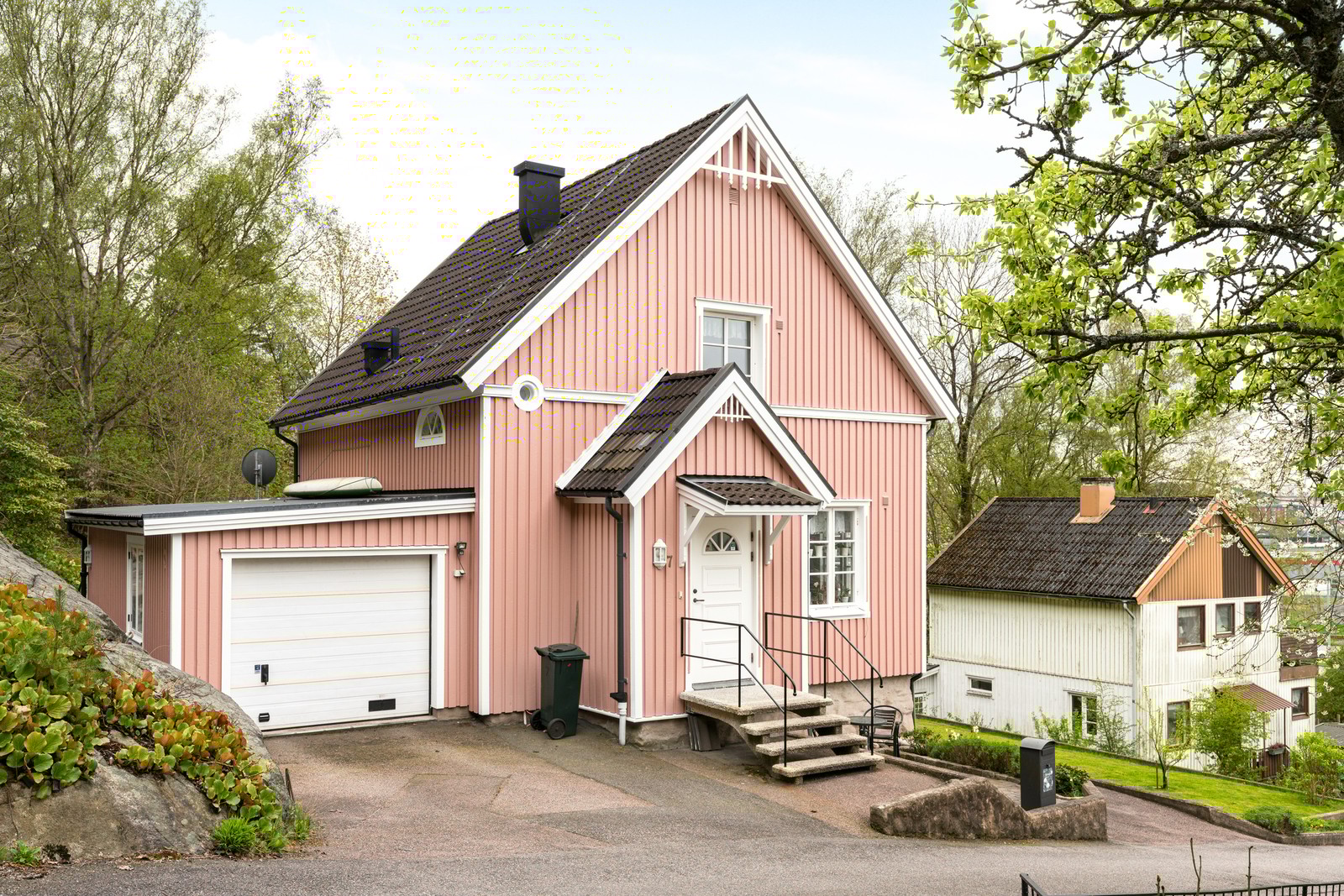 Naturskönt boende med närhet till service, skolor och kommunikationer.