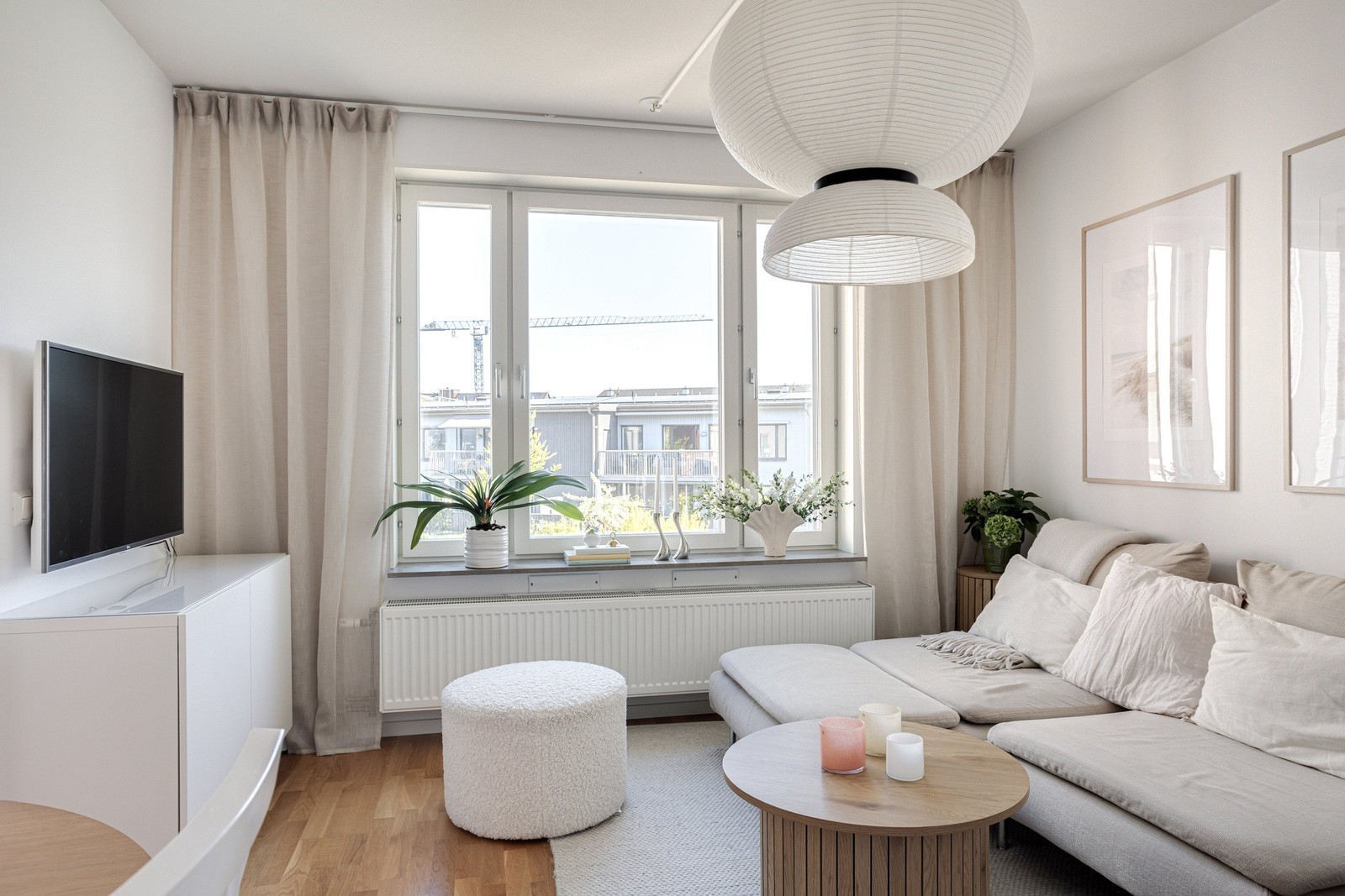 Öppen planlösning mellan kök och allrum.