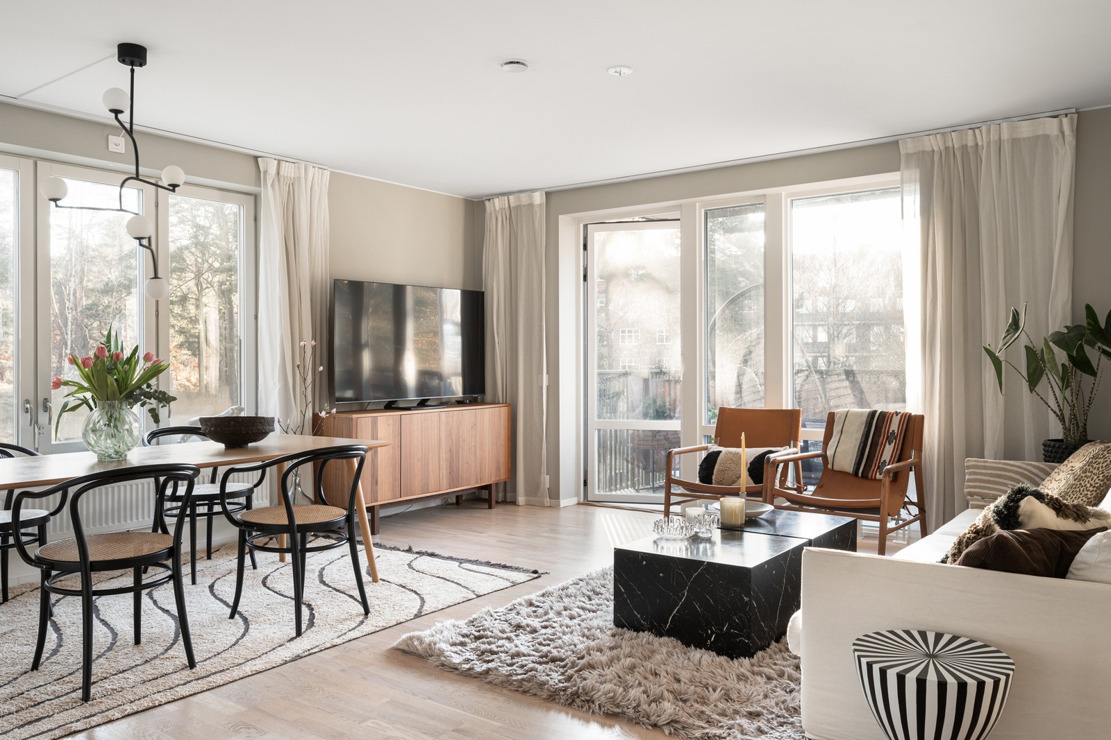 Fantastisk sällskaplig yta med fönster från olika väderstreck