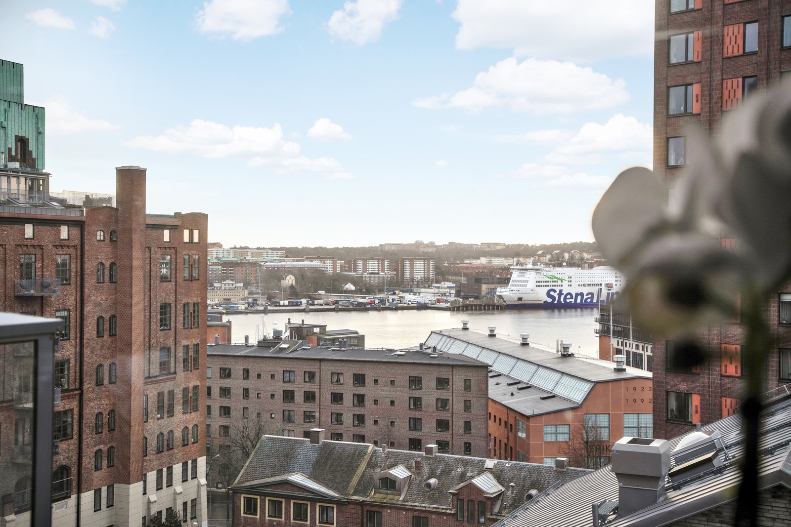 Utsikten gör sig ständigt påmind i lägenheten