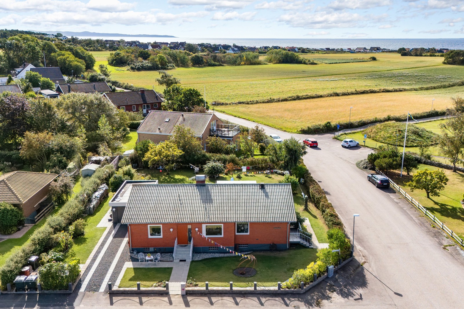 Med havet vid horisonten och vy över ett levande landskap