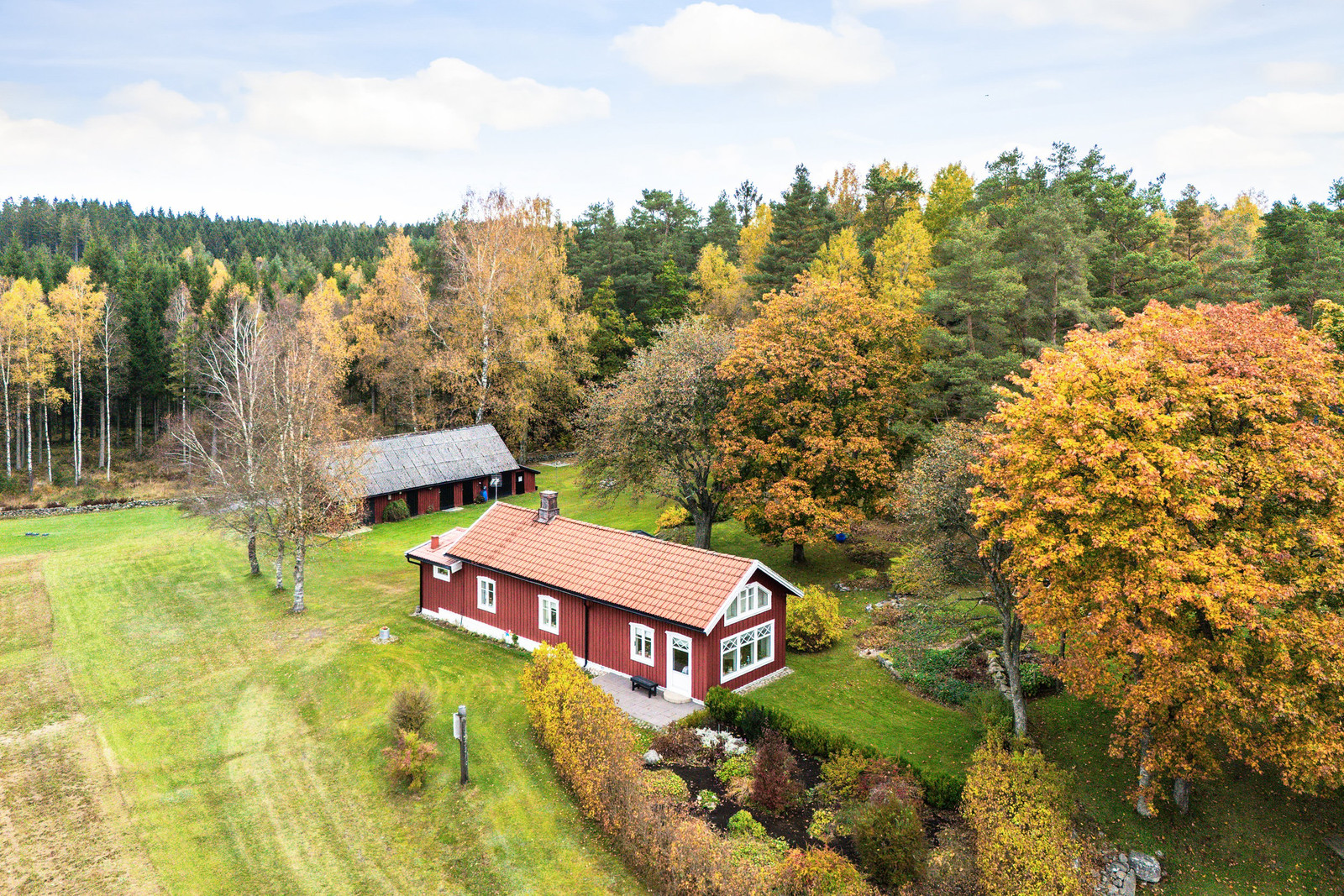 Charmig gård ombonad av magiskt vacker natur