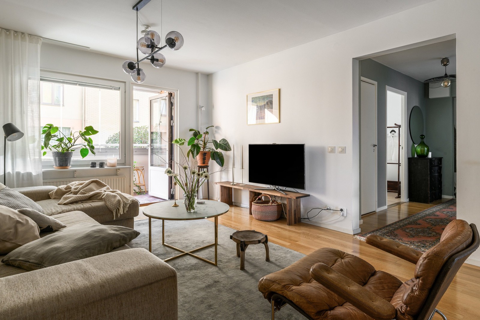 Generös trea med sociala ytor och inglasad balkong