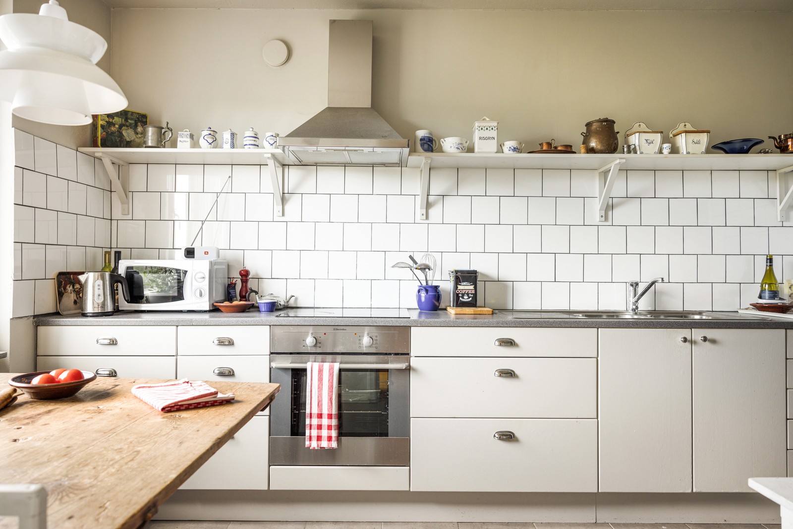 Tidlöst kök med gott om arbetsyta