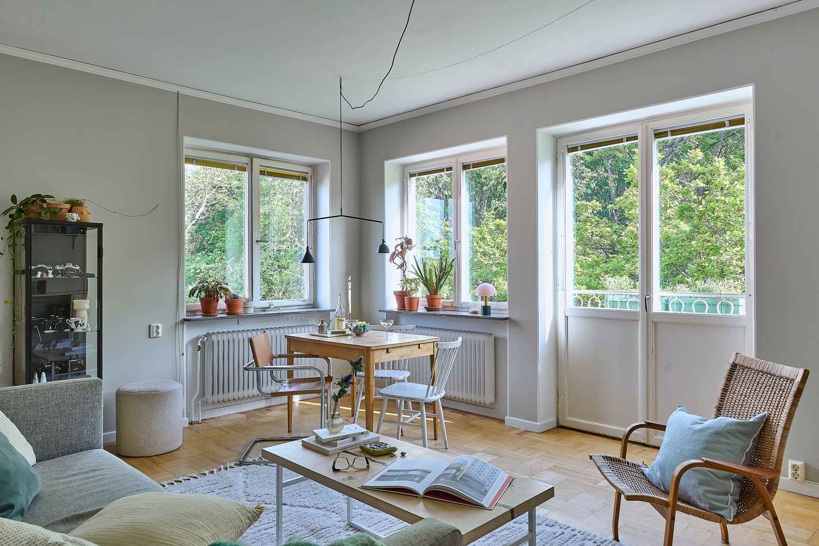 Allrum i hörnläge med fransk balkong mot söder och sjöglimt