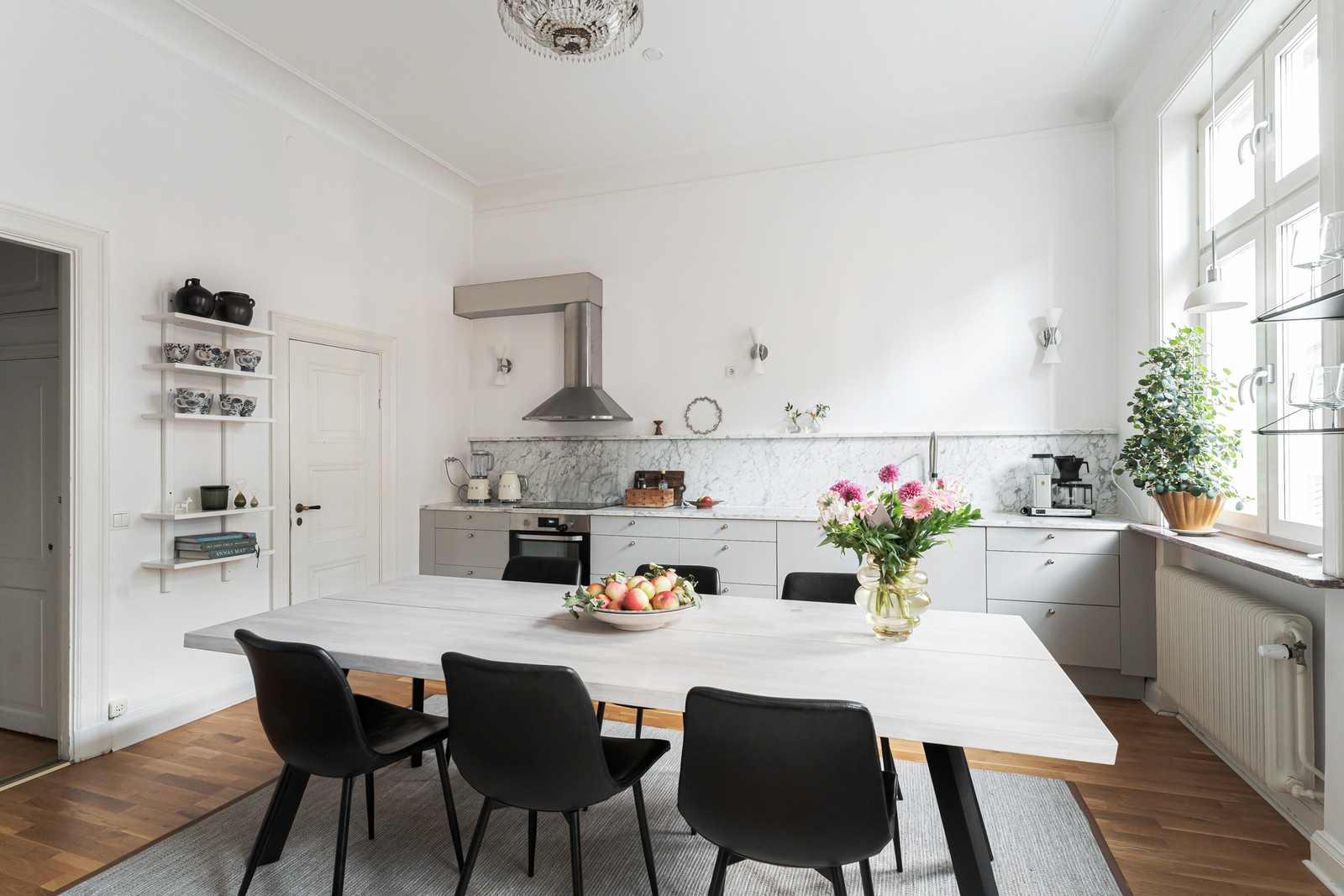 På förstklassigt läge erbjuds här en lägenhet utöver det vanliga.