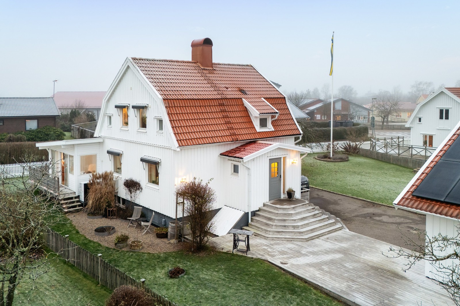 Välkomna till ett hem där klassisk 30-talscharm möter nutidens bekvämligheter