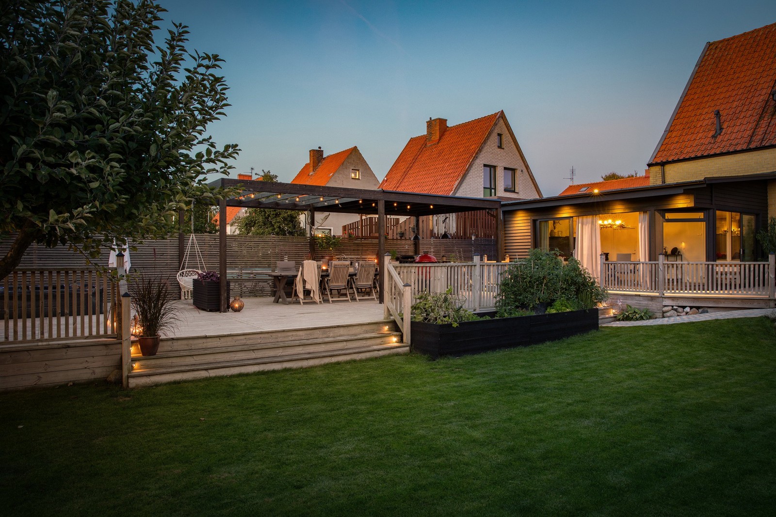 Underbar trädgård i skönt västerläge