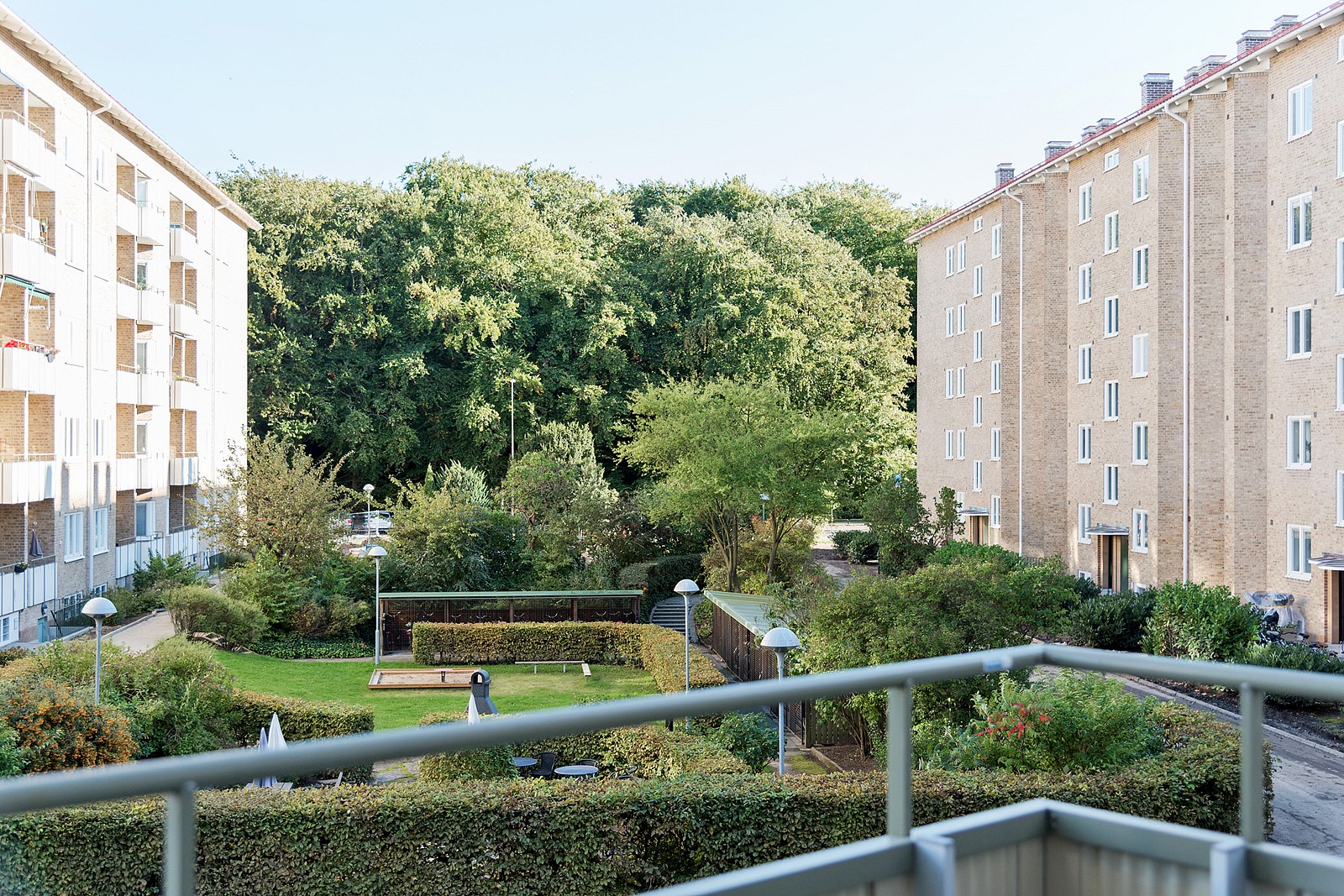 Balkong i söderläge mot innergården