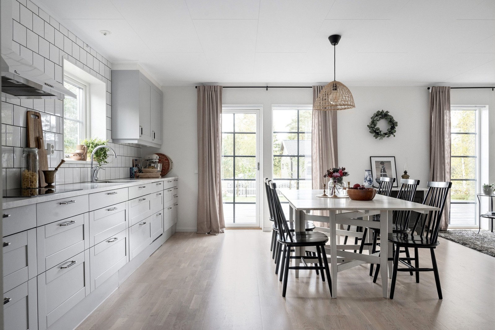 Kök & matplats med utgång till altanen