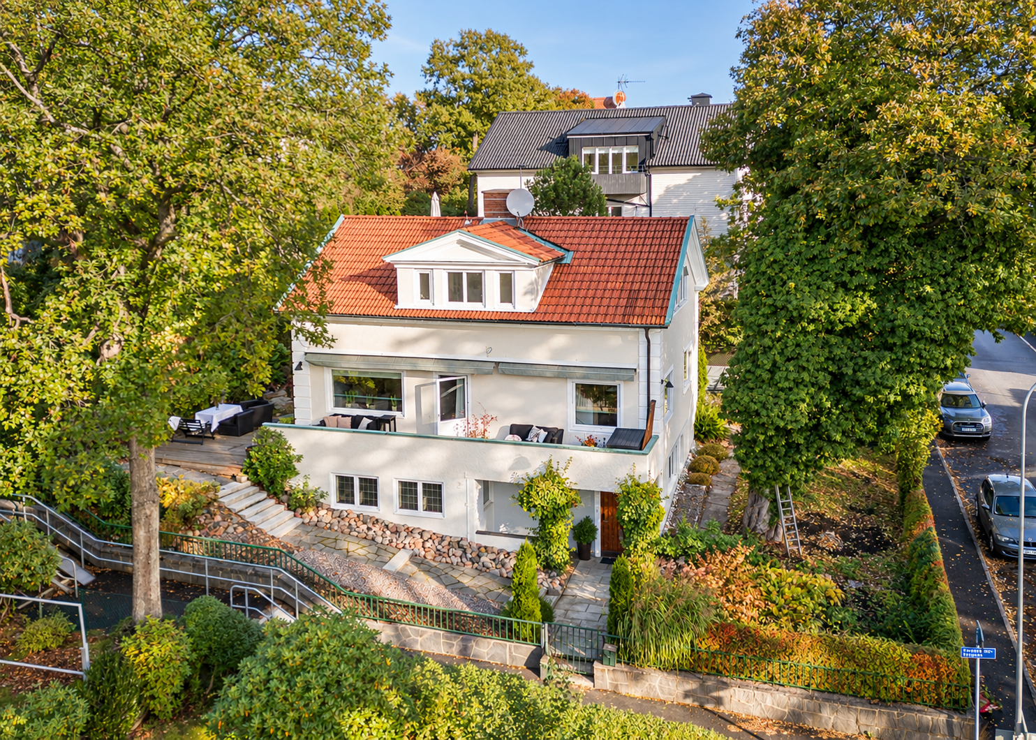 Bjurfors Century presenterar Welandergatan 27. Ett vackert hus ombonat av grönska