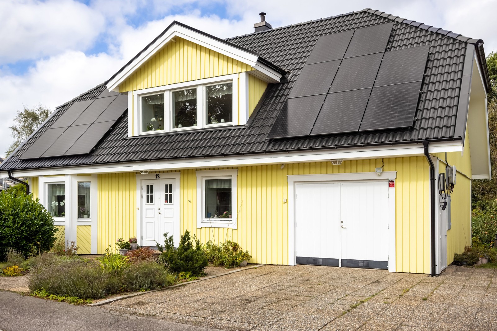 Välkomna till Linnekullevägen 12, en välplanerad och rymlig villa i familjära Presse