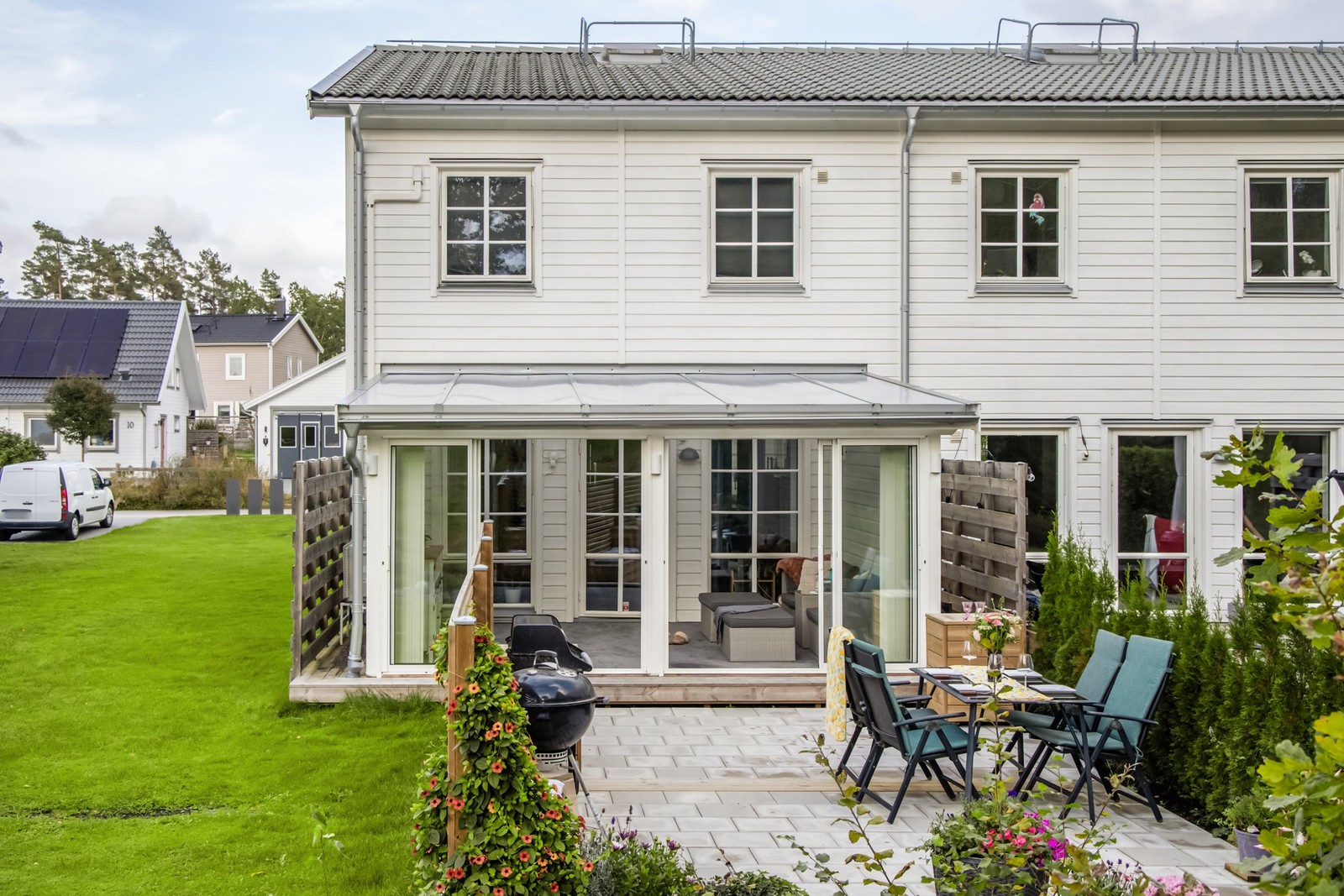 Luftigt gavelläge med trivsamt grönområde utanför