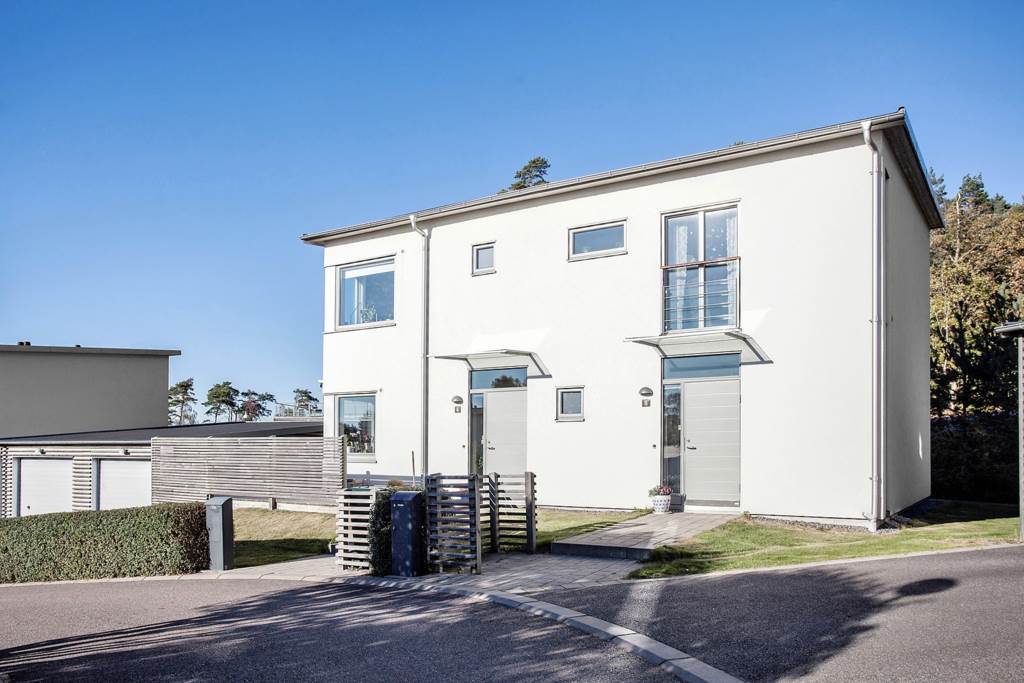 Här bor du med närhet till grönska och hav med en tydlig radhuskänsla. Garage och förråd