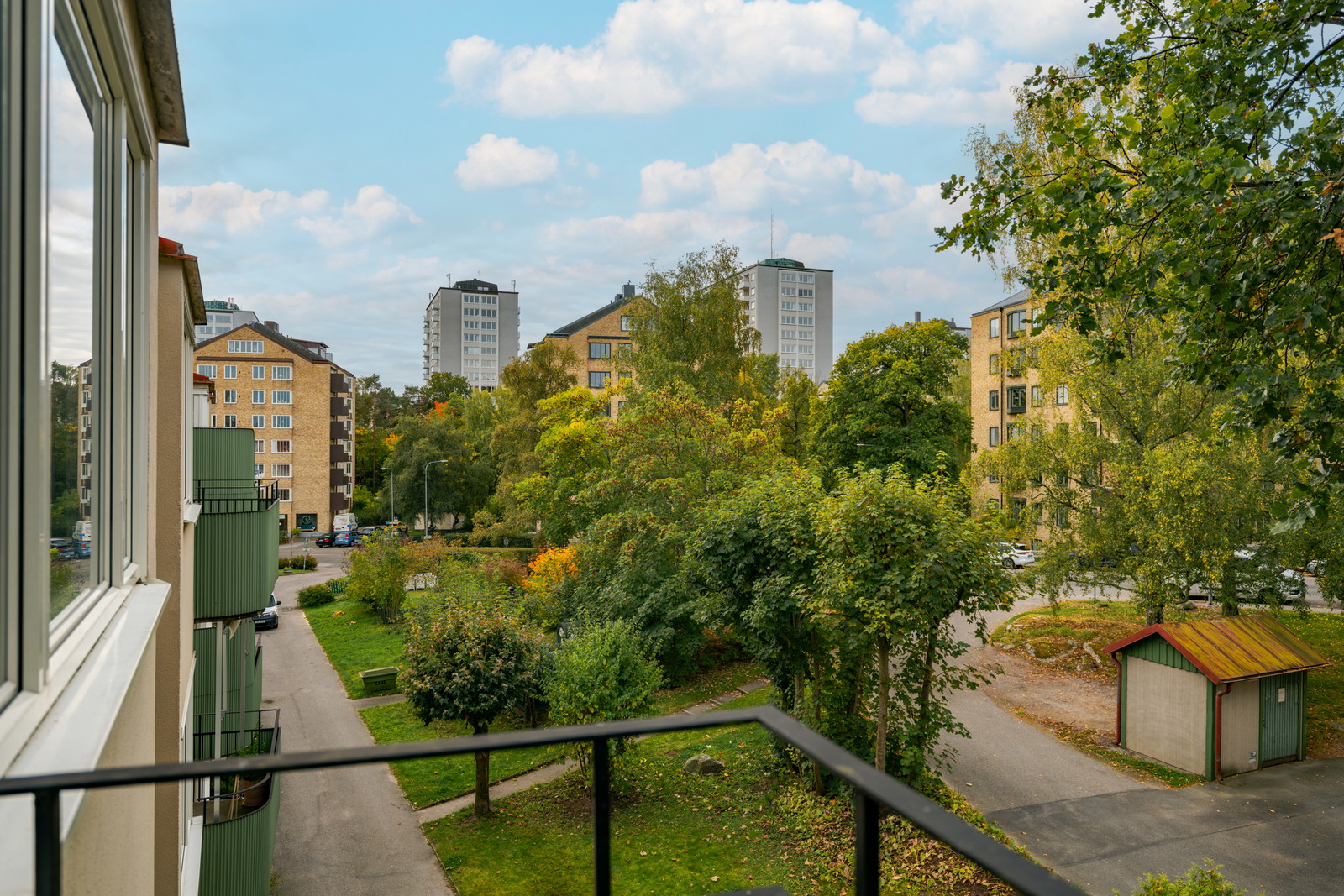 Balkong högst upp i huset i sydväst!