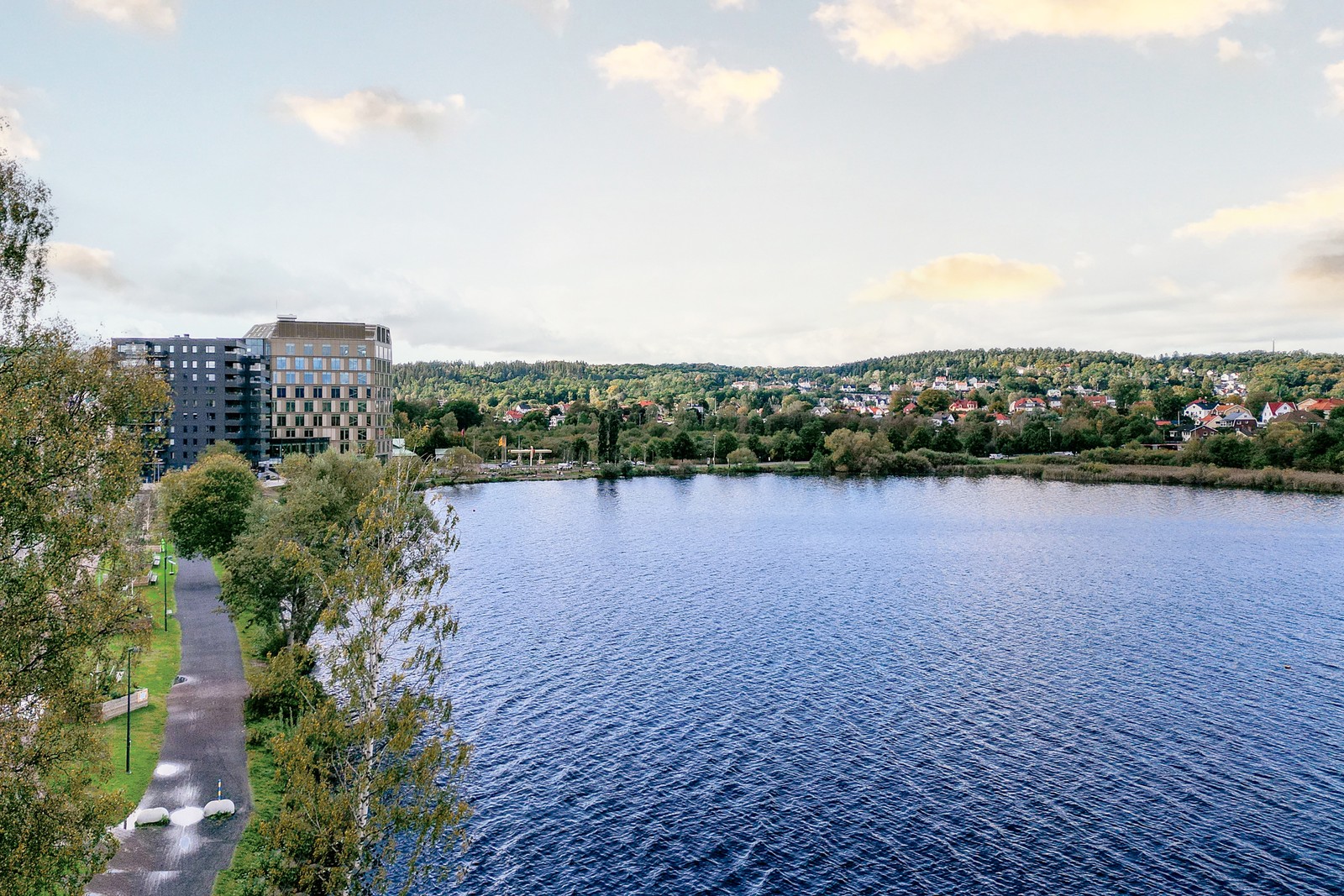 Ett stenkast ifrån finns munsksjöns välkända promenadstråk.