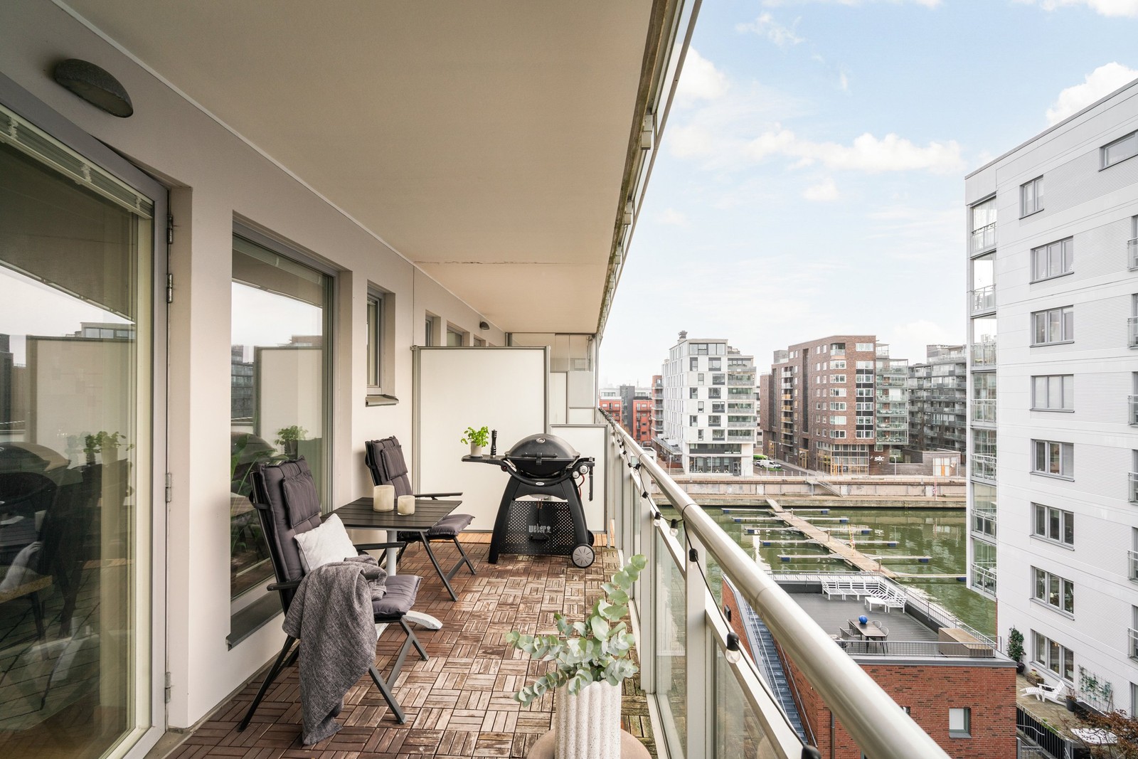 En stor balkong i söder med sol hela dagen