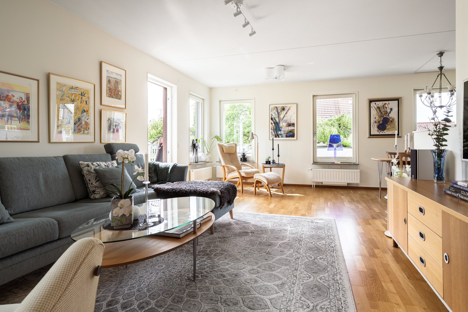 Välkommen till Landerigatan 15A och detta rymliga hem