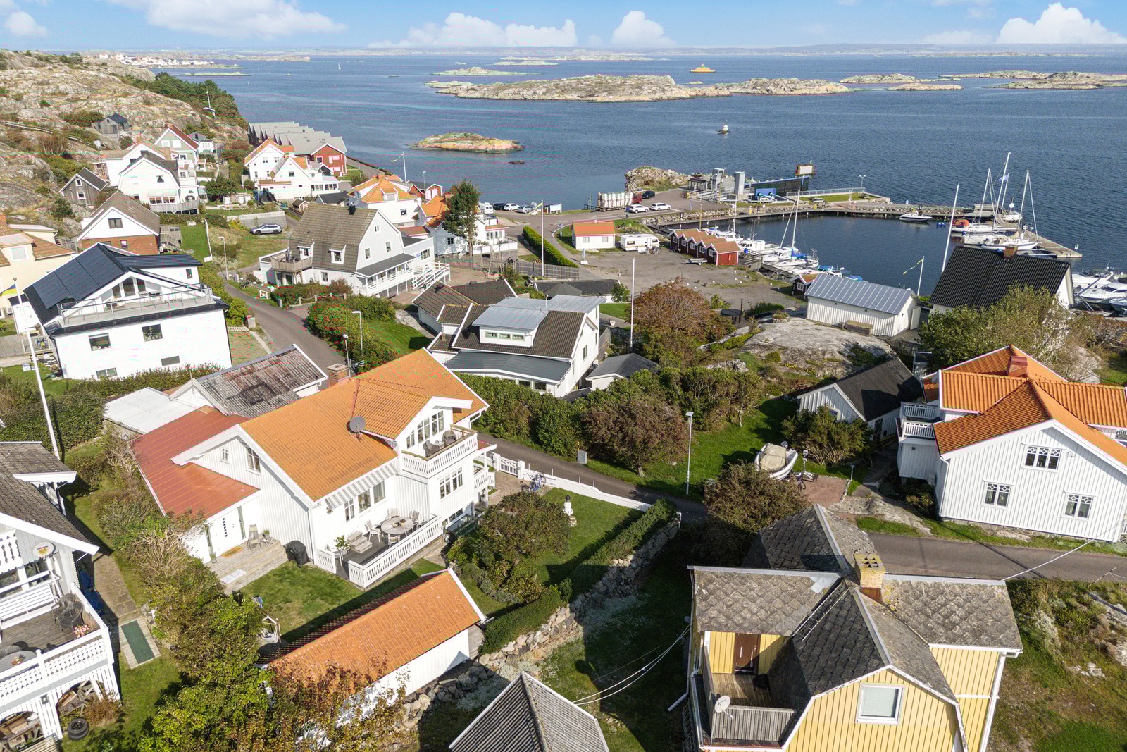 Fastigheten ligger vackert strax ovanför hamnen