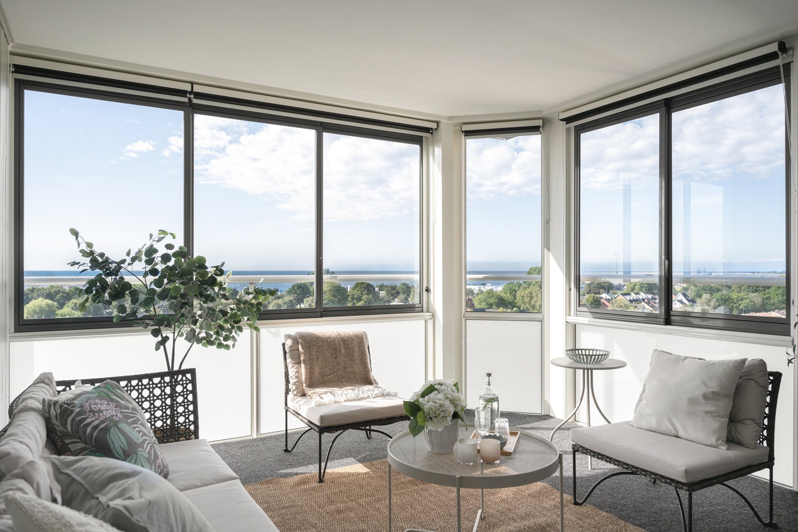 Vilken balkong och utsikt!