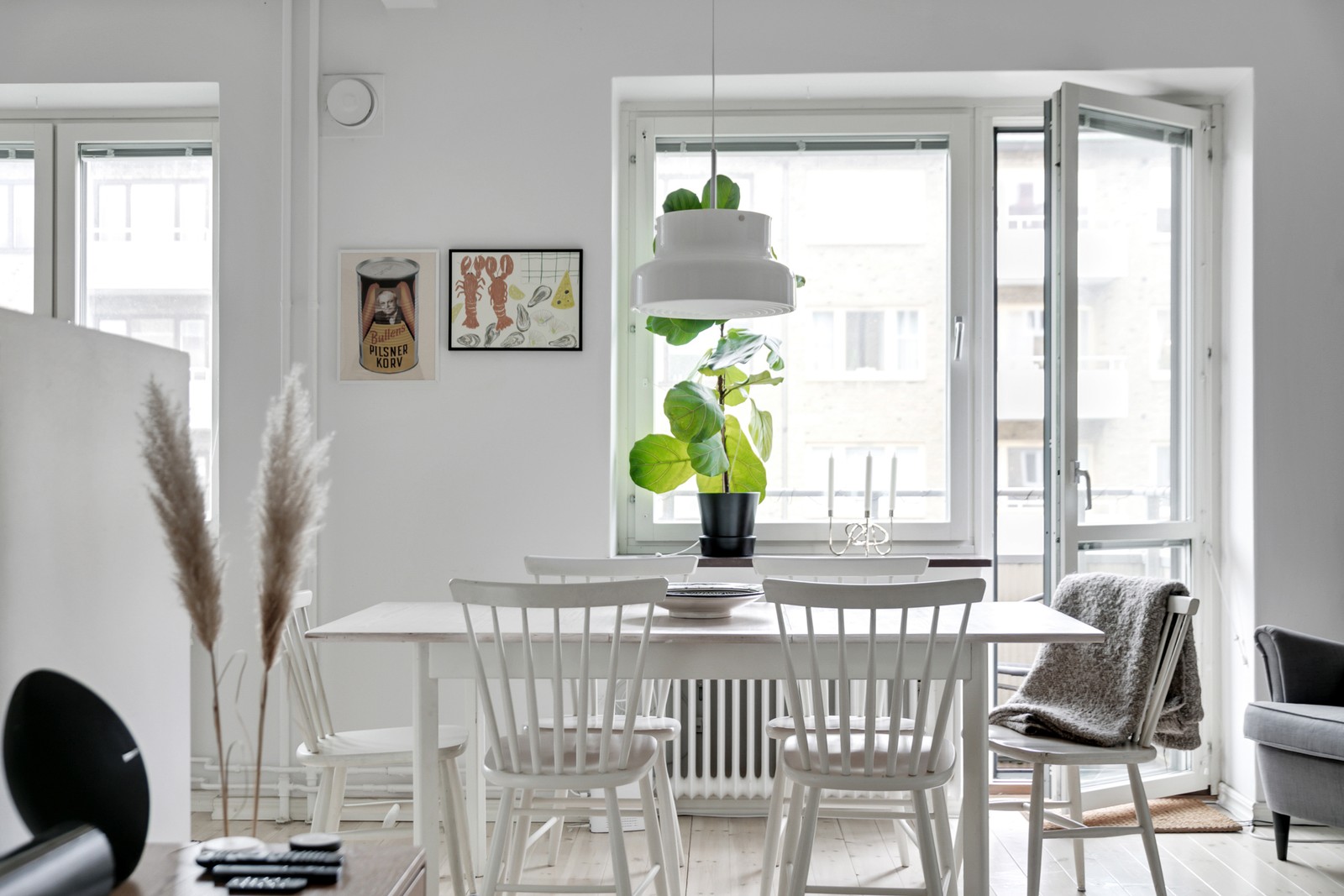 Med öppen planlösning finns plats för matgrupp för trevliga middagar