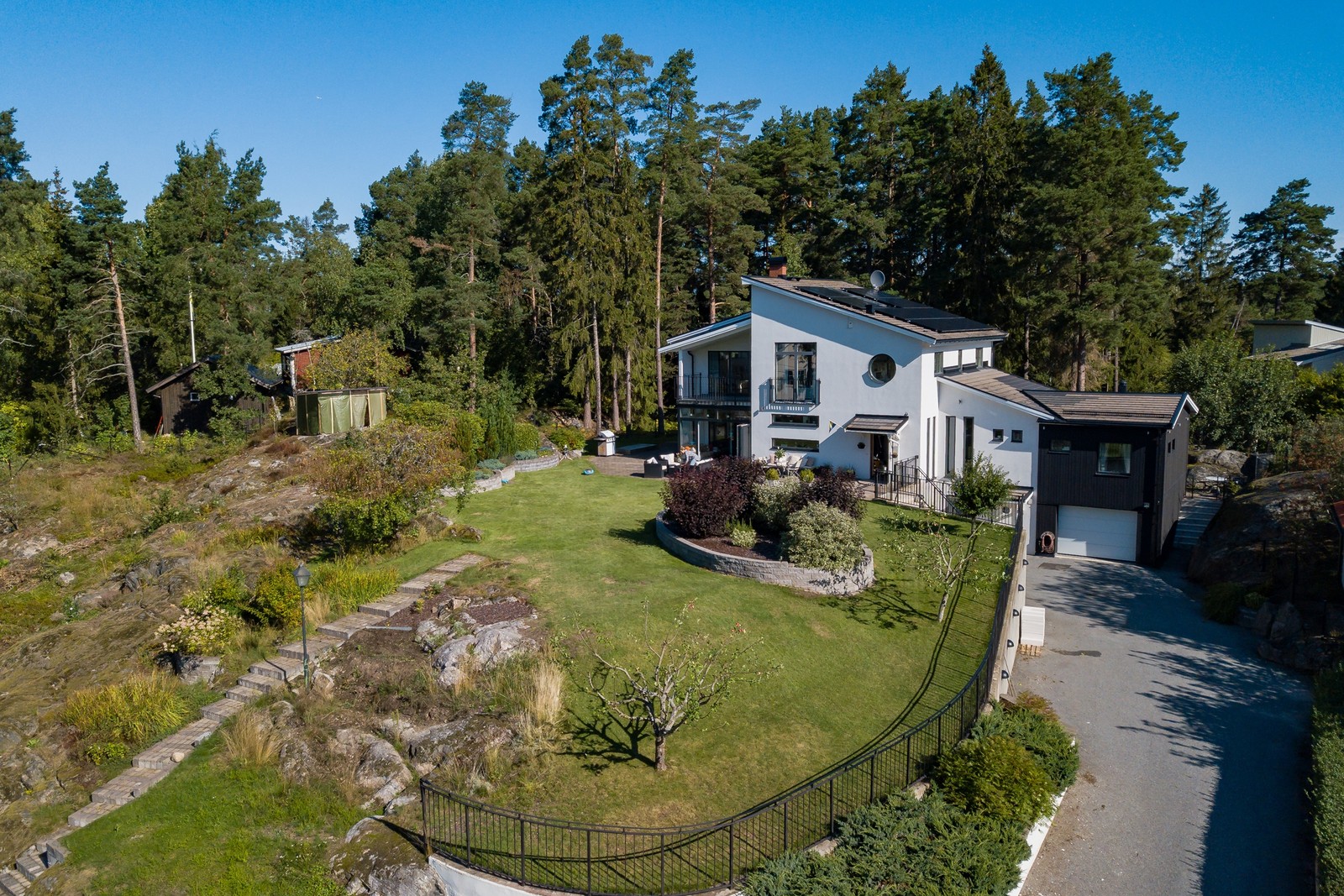 Exklusiv villa med lättskött trädgårds/naturtomt om 2425 kvm