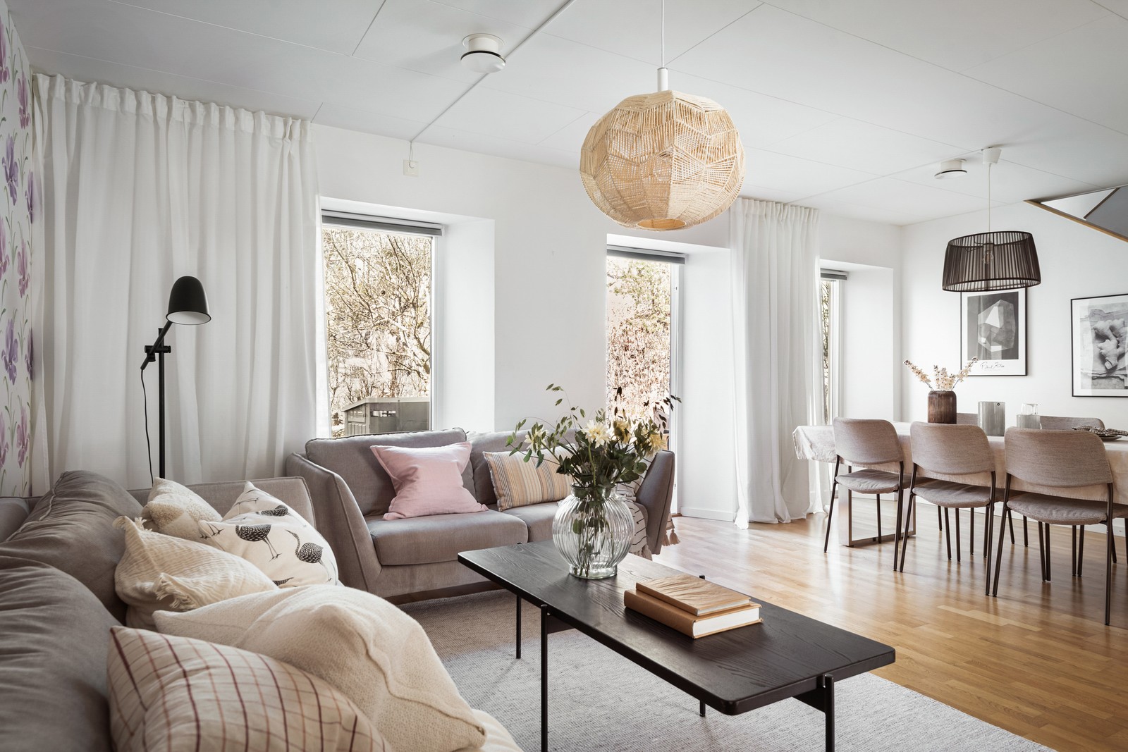 Vardagsrum med utgång till altanen på baksidan