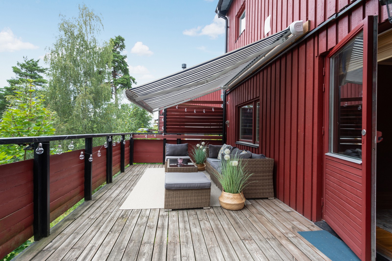 Stor solig uteplats om ca 30 kvm på baksidan