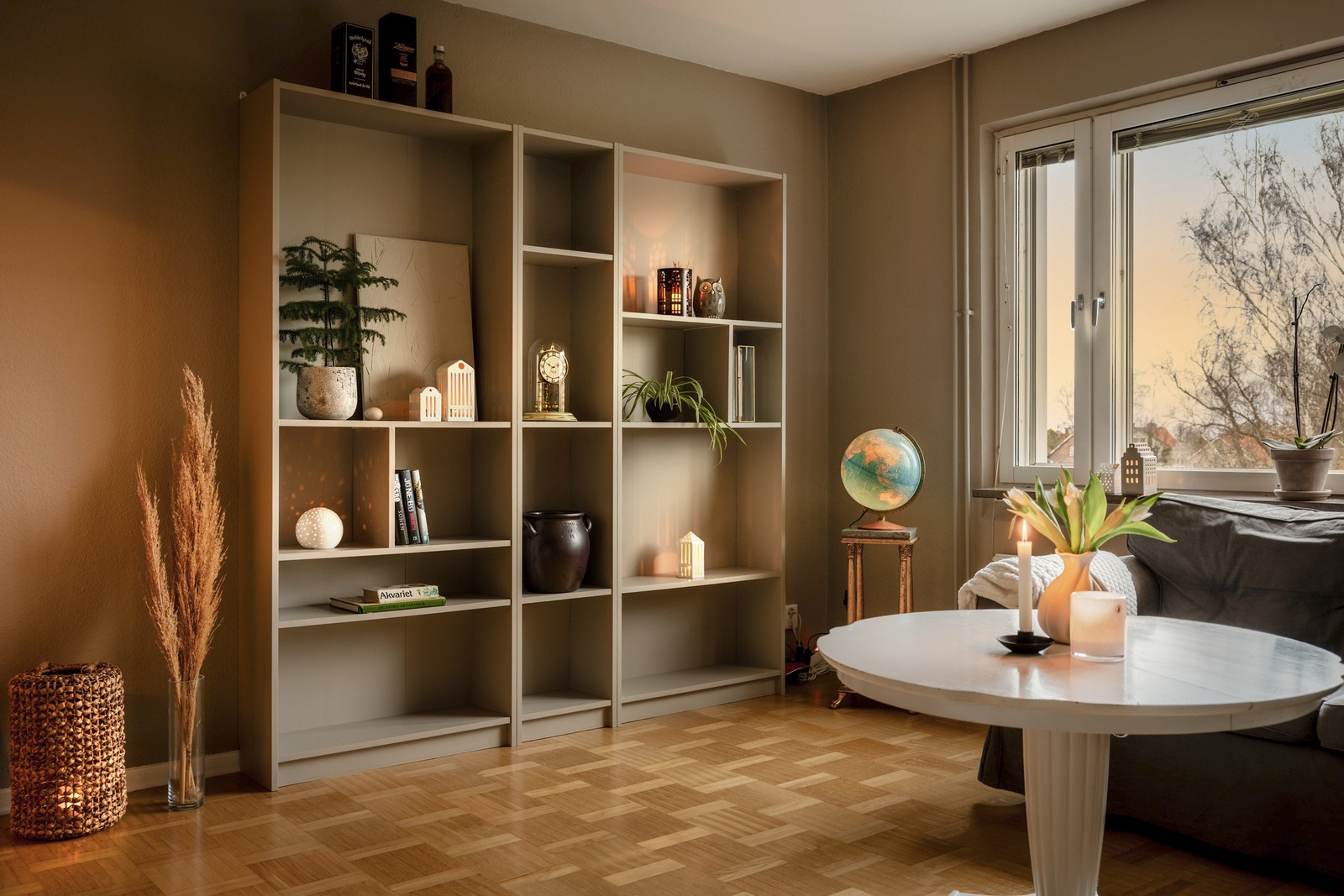 Vardagsrum, bakom bokhyllan är det öppet mot sovrum för den som önskar ett stort allrum