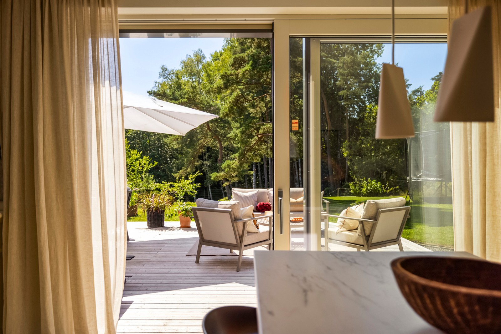 Söderaltan på baksidan mot skogen