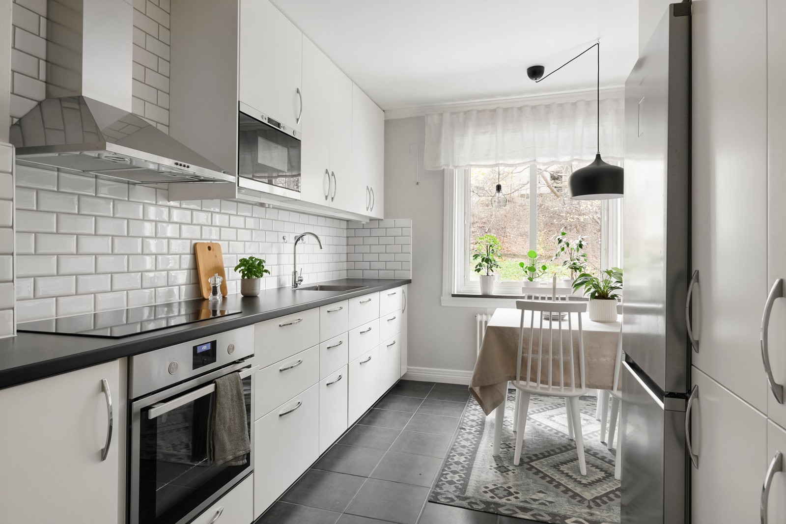 Smakfullt och stilrent kök med allt man kan tänkas behöva