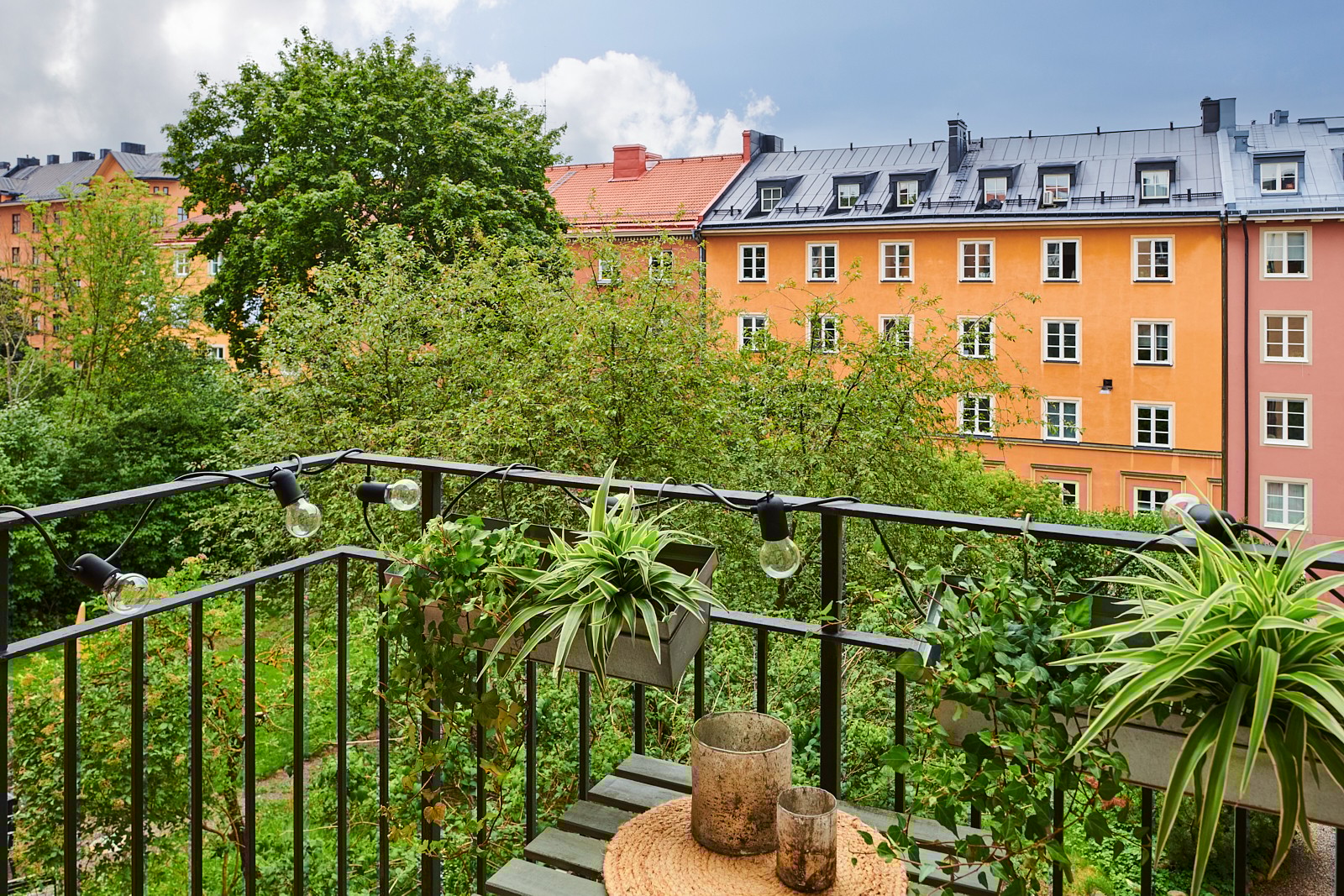 Högt och mycket ljust västerläge.