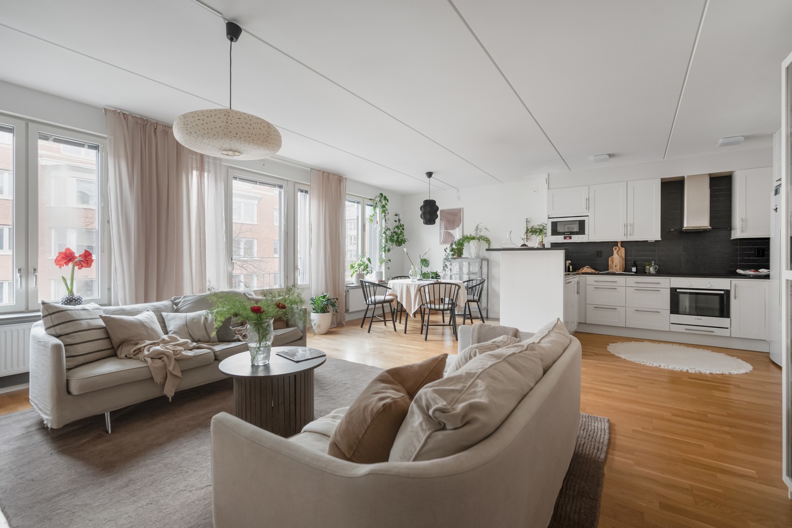 Rymlig och ljus trea med balkong och fransk balkong