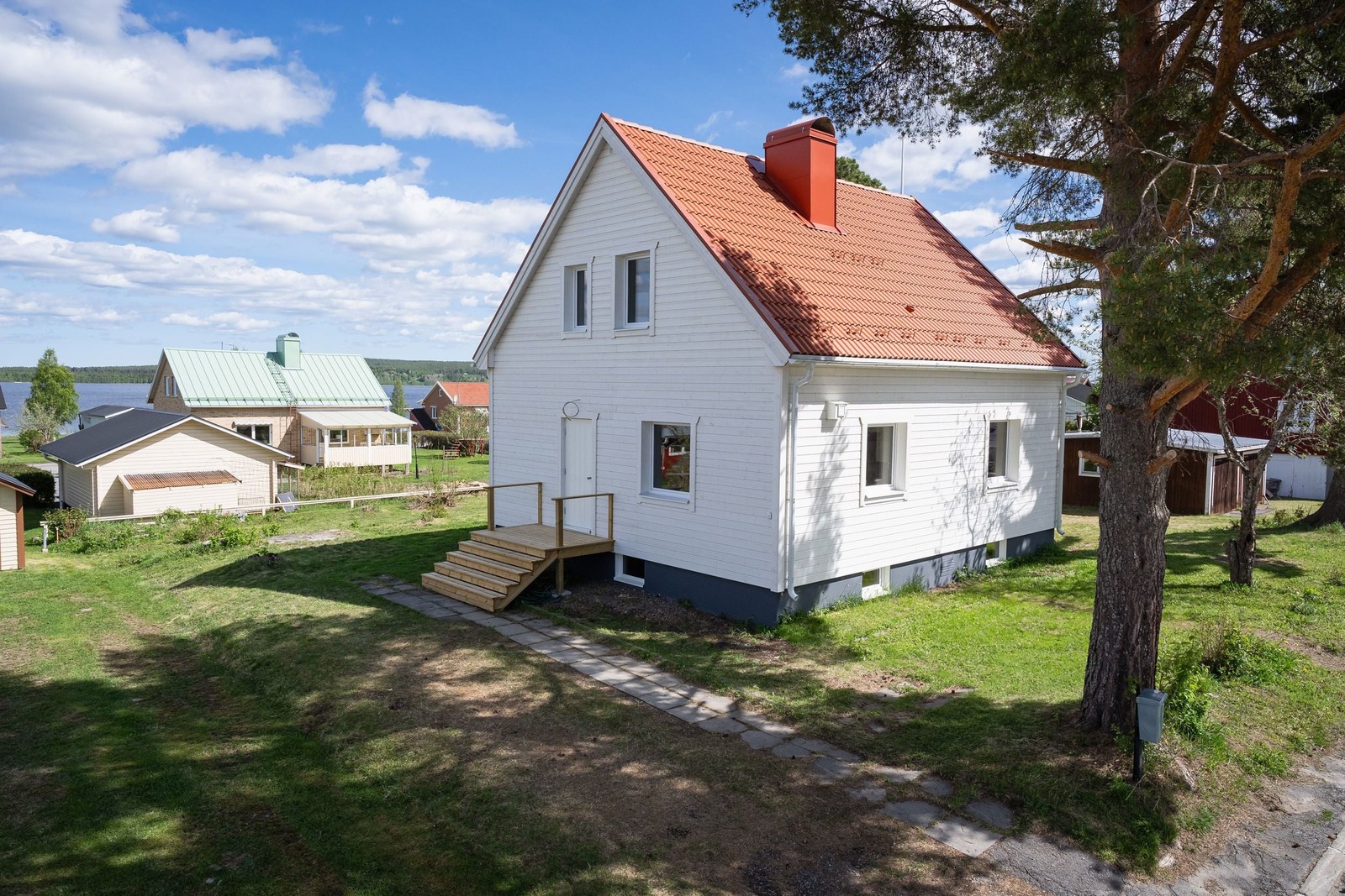 Trivsamt renoverad 1,5-plansvilla med källare