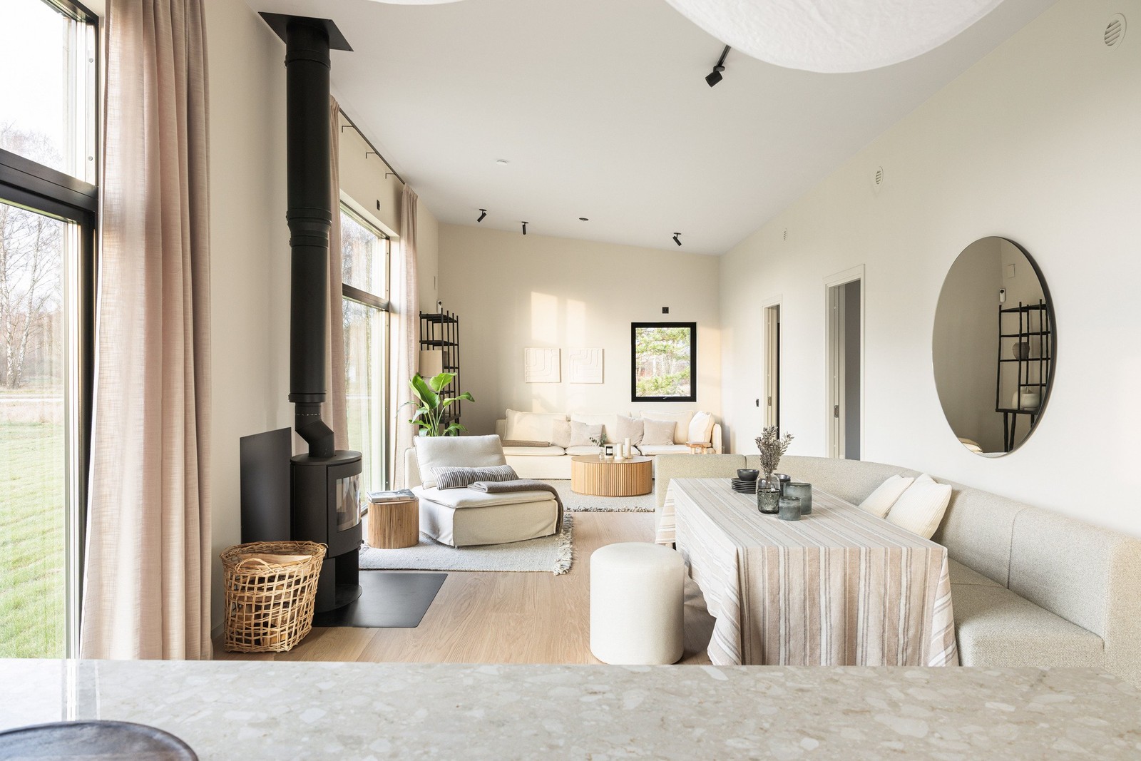 Imponerande takhöjd och ett slående ljusflöde genomsyrar detta vackra hus