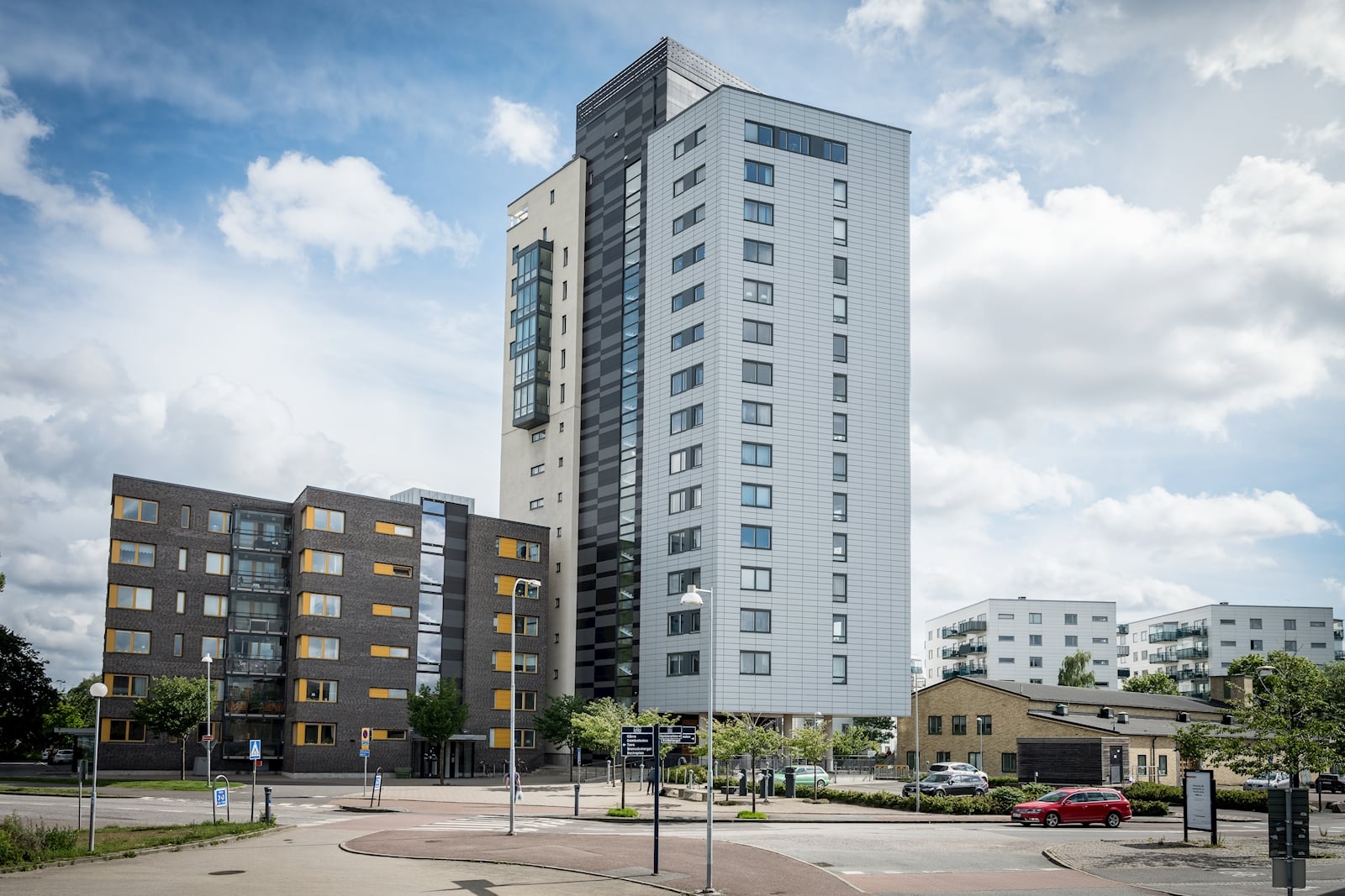 Ett par minuter från hemmet väntar goda kommunikationer som tar er in till City