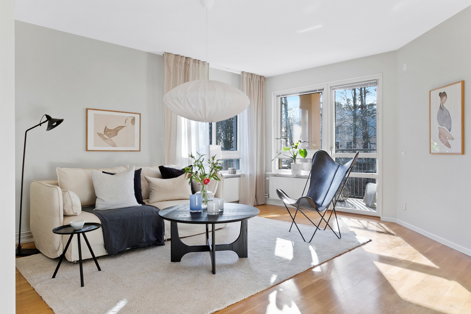 Vardagsrum med härligt ljusinsläpp och utgång till balkongen