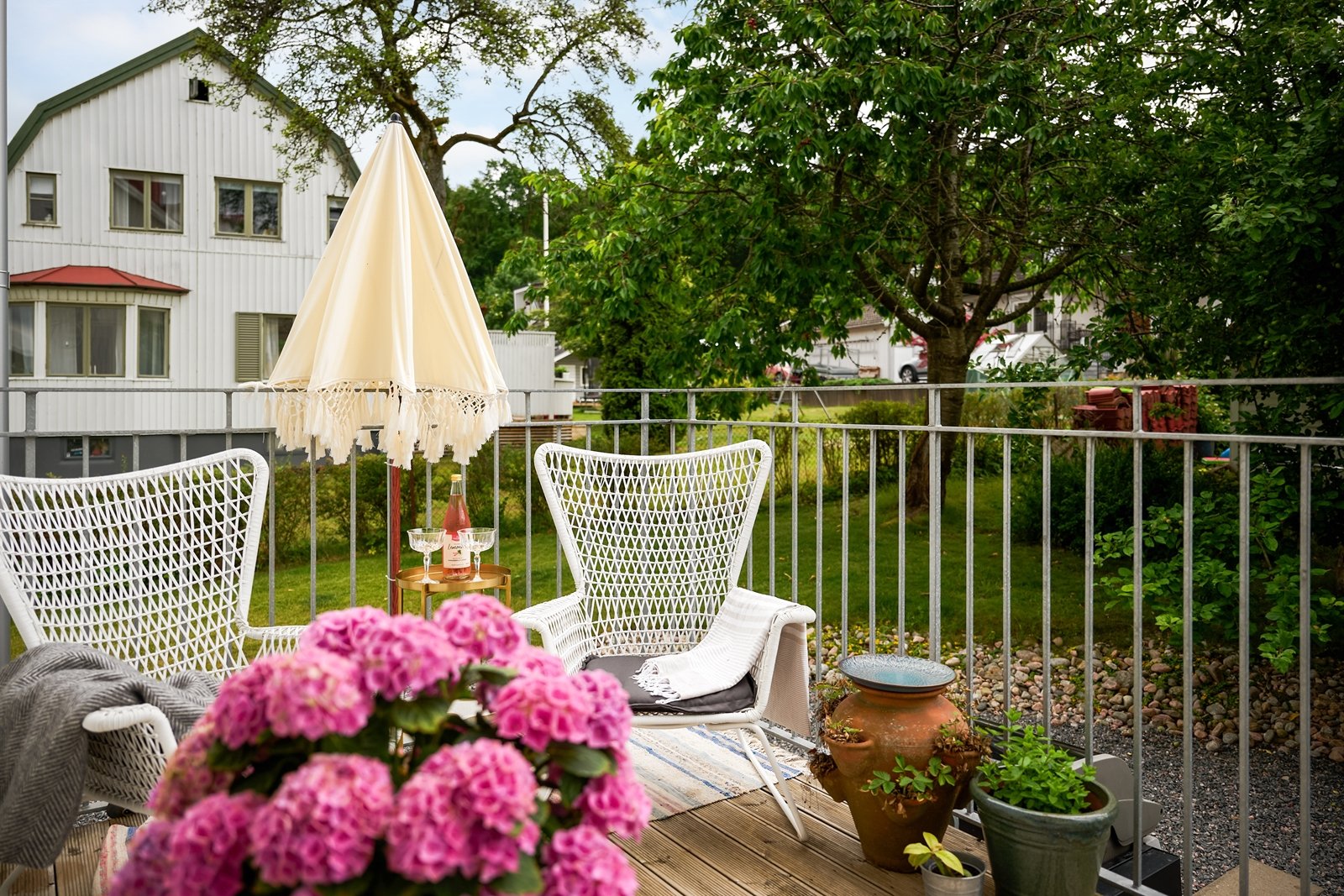 Ljuvlig balkong med direkt tillgång till trädgården