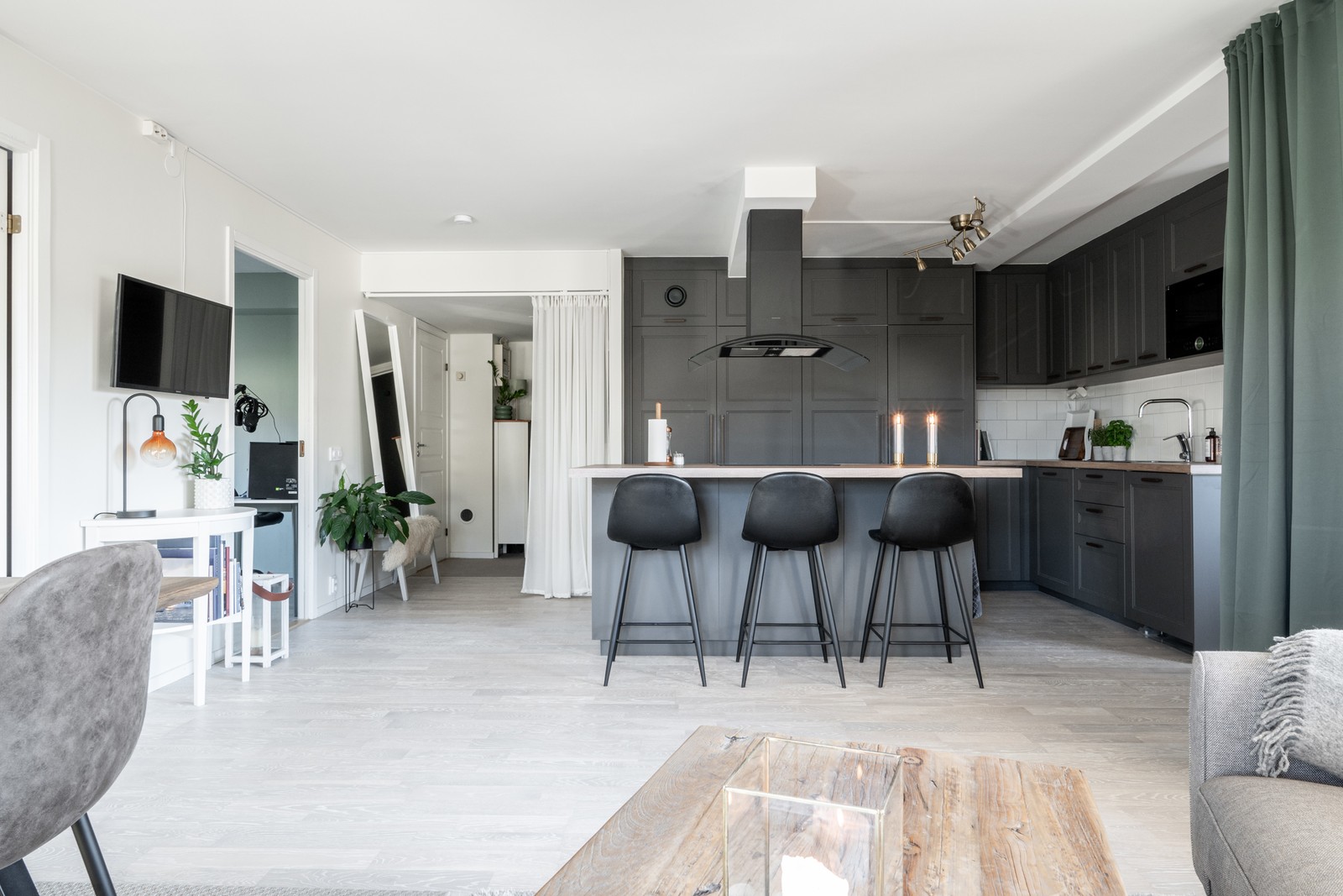 Från vardagsrum mot kök och hall