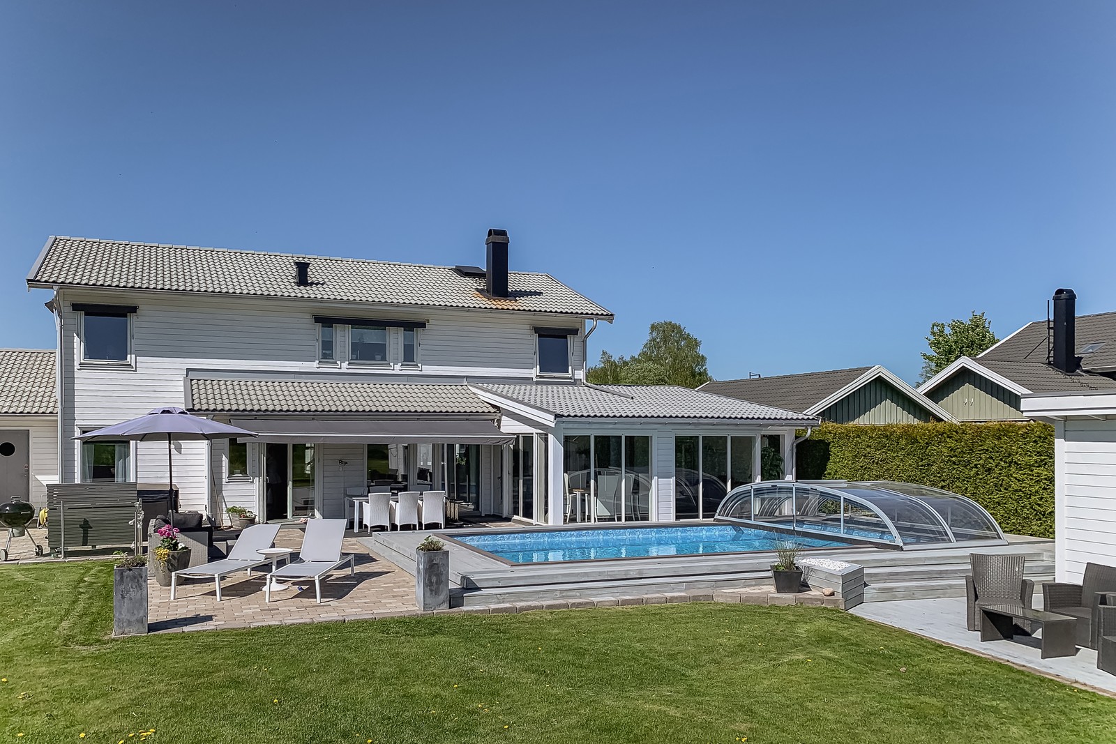 Säljarens sommarbild. Saknas på bilder gör solcellerna som finns på taket idag.