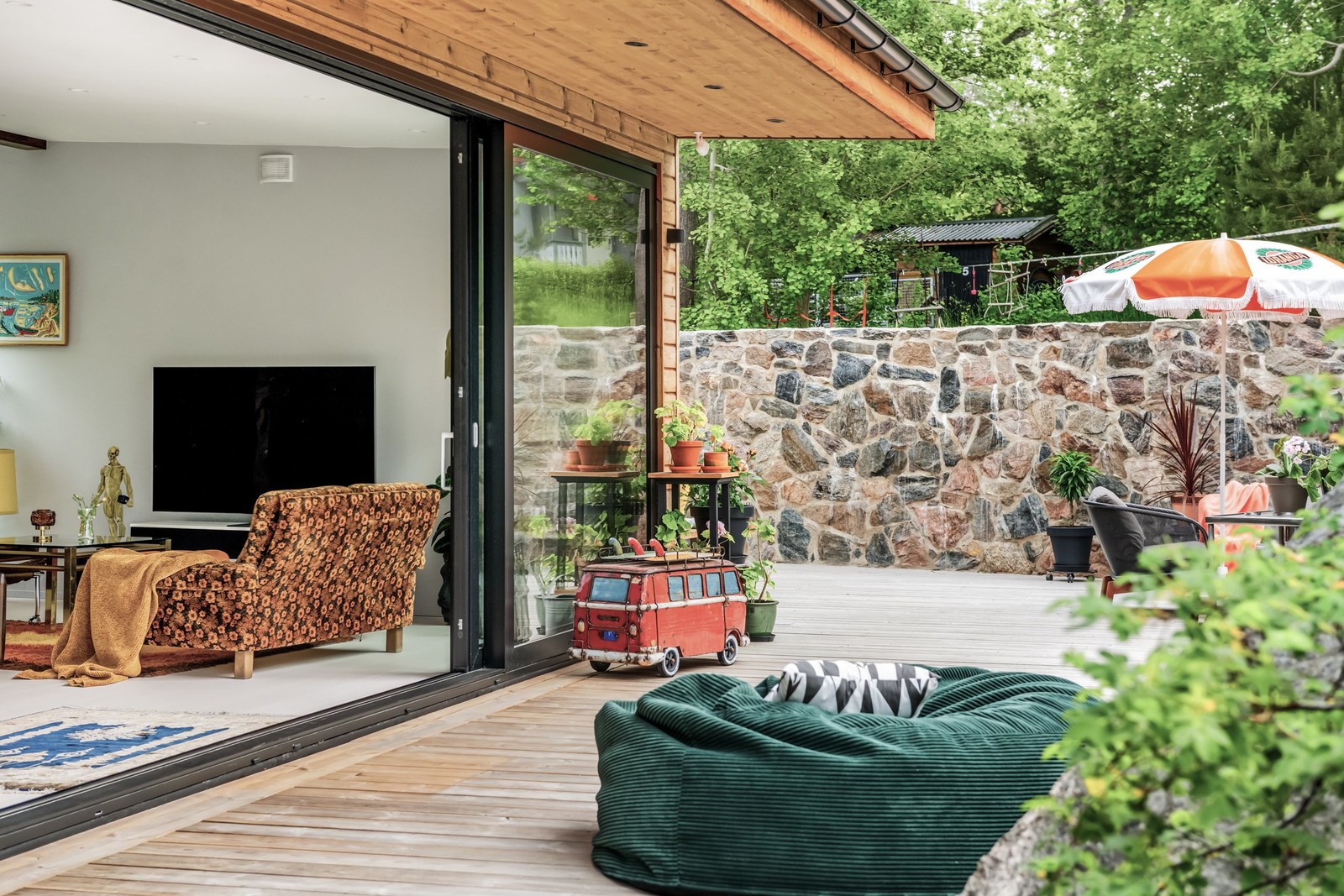 Altanen med stenmur i bakgrunden