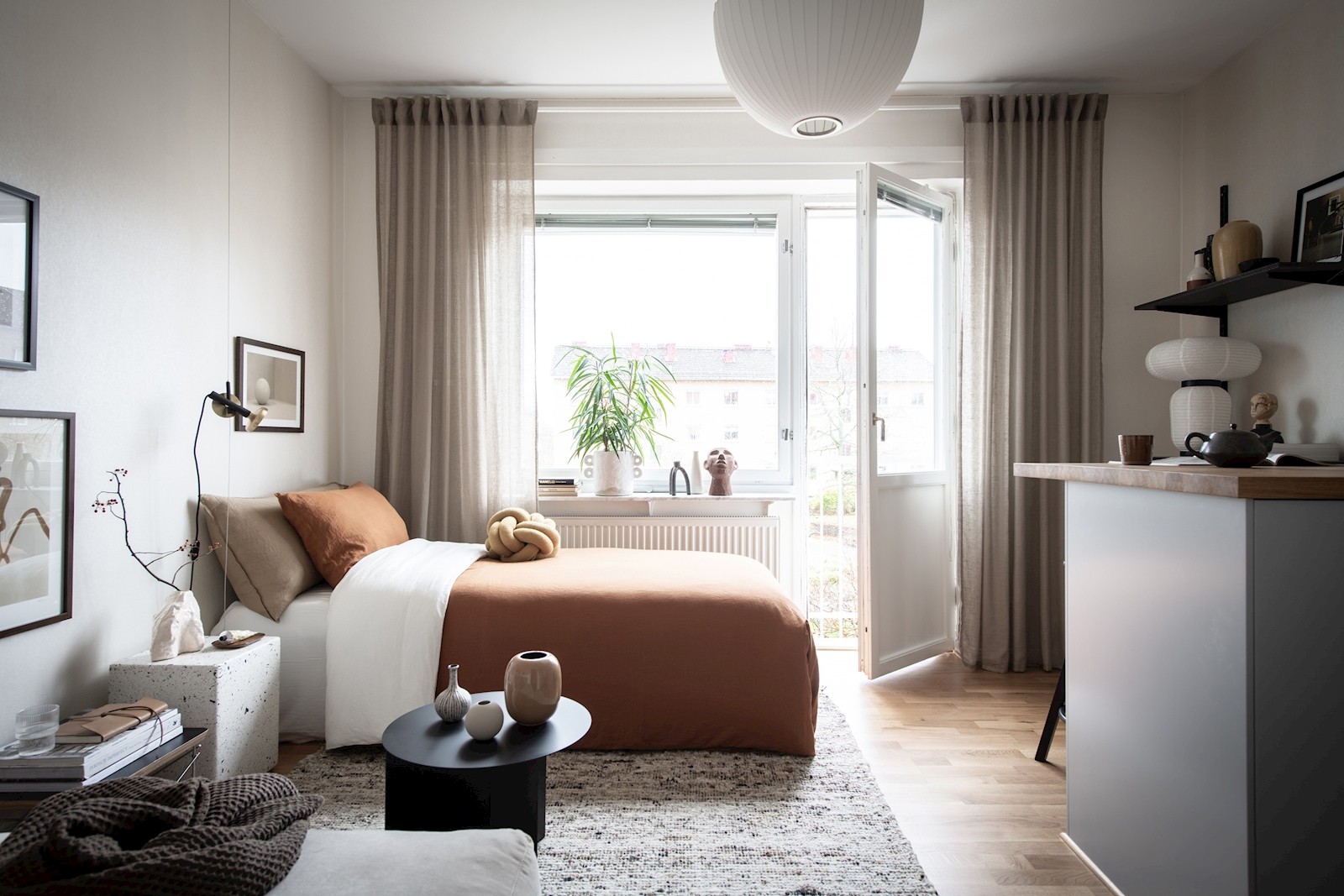 Välkomna till en renoverad bostad som är planerad in i minsta detalj