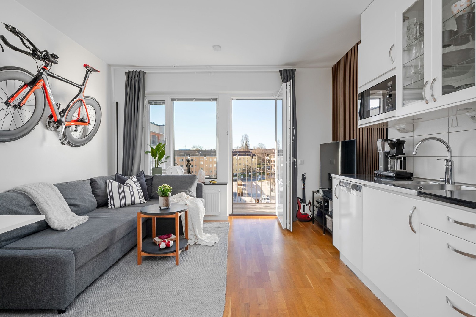 Överblick vardagsrum och kök