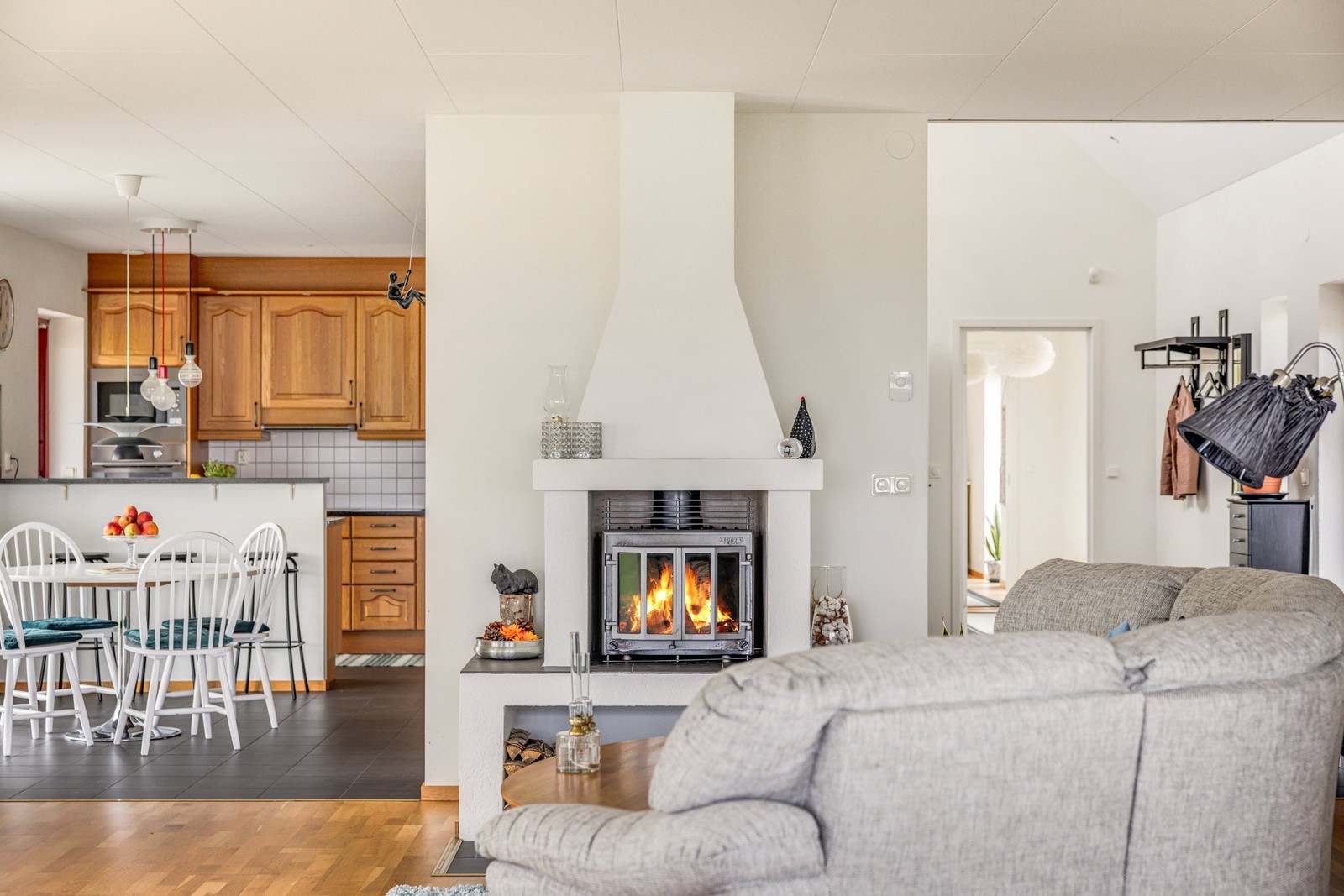 Öppen planlösning från allrum mot köksavdelning