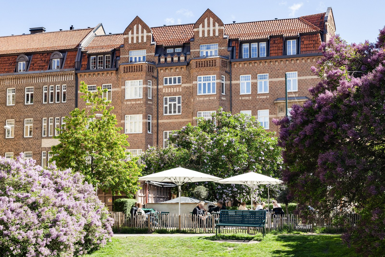 Frukosten avnjuts med fördel på Atriums populära uteservering