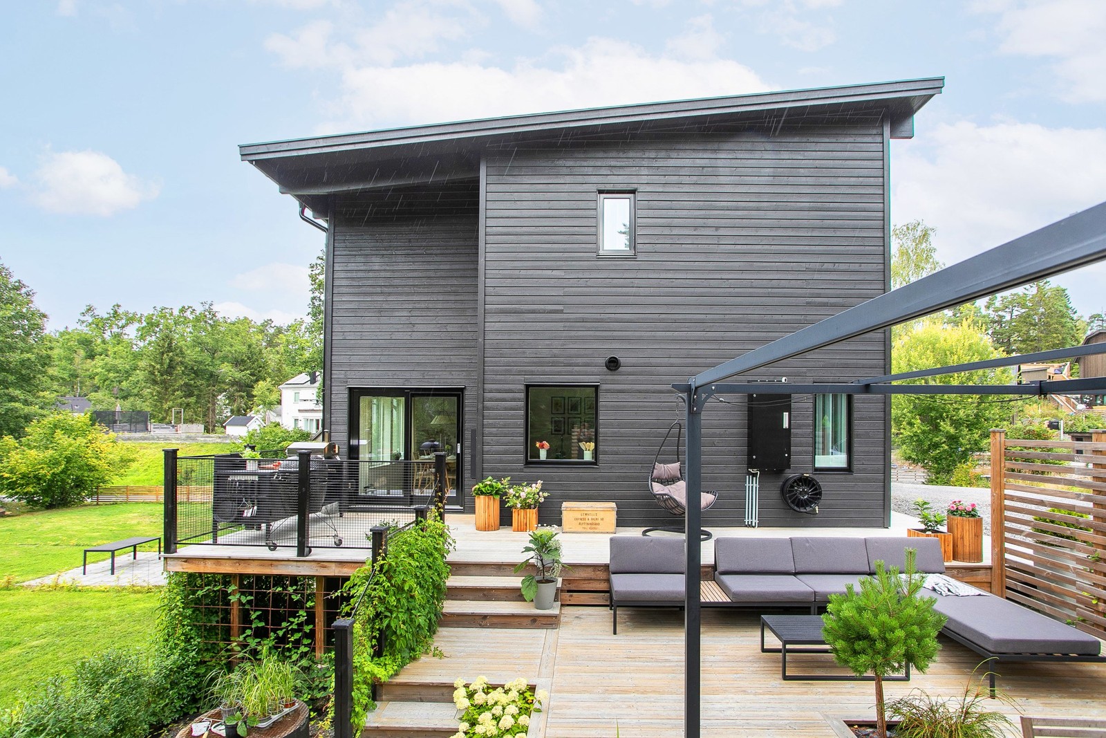 Radhus om totalt 124 kvm i bästa hörnläge med låg avgift i skuldfri obelånad Brf